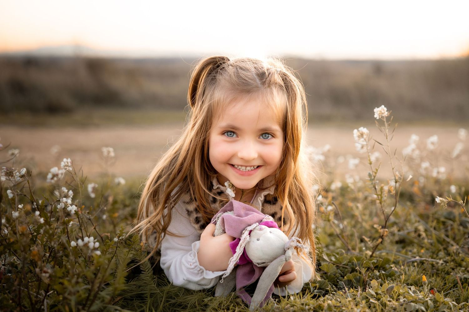 Portrait enfant au coucher de soleil à Margon dans l'Hérault.