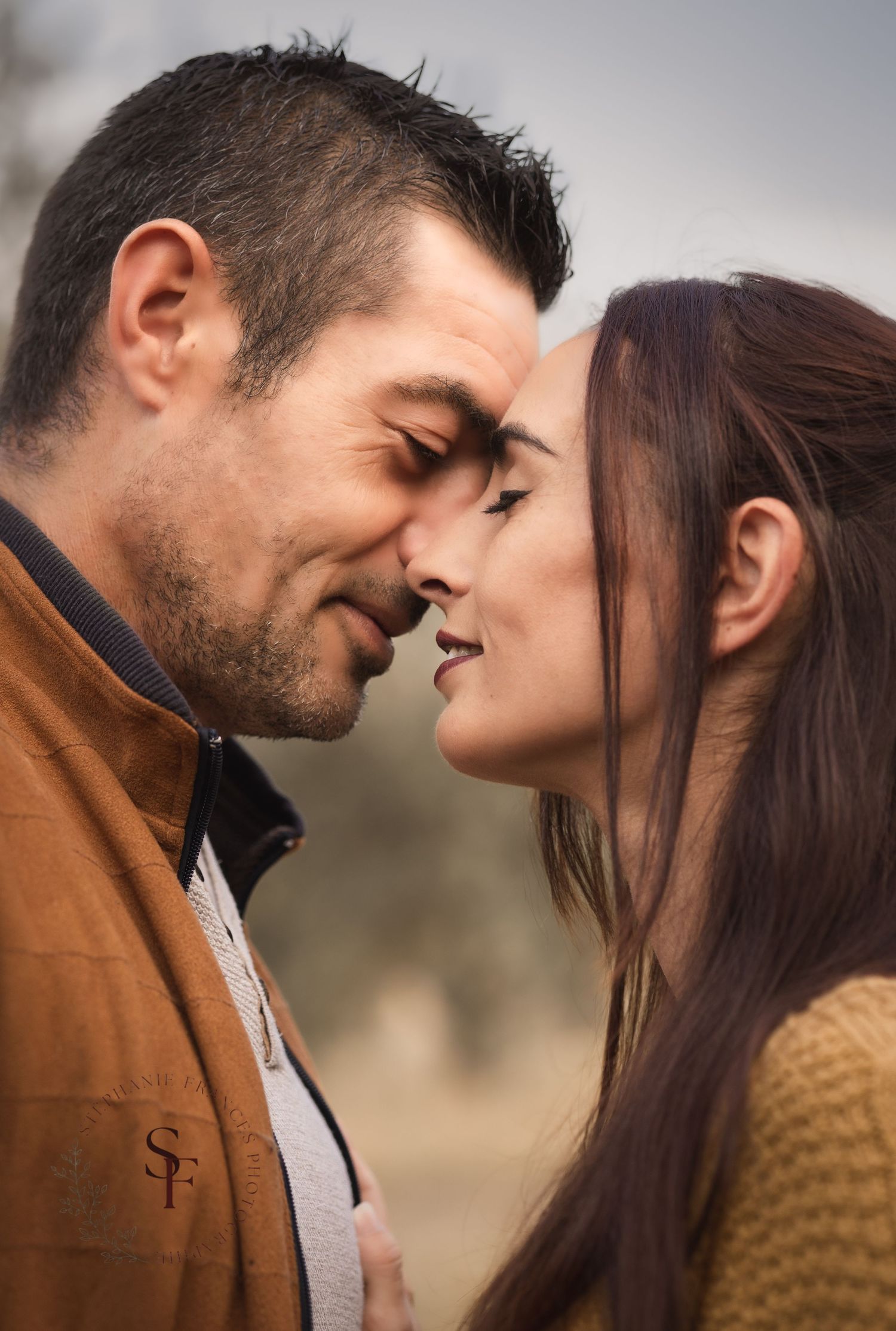 Photo romantique de couple échangeant un baiser à Pailhes, proche de Béziers dans l'Hérault.