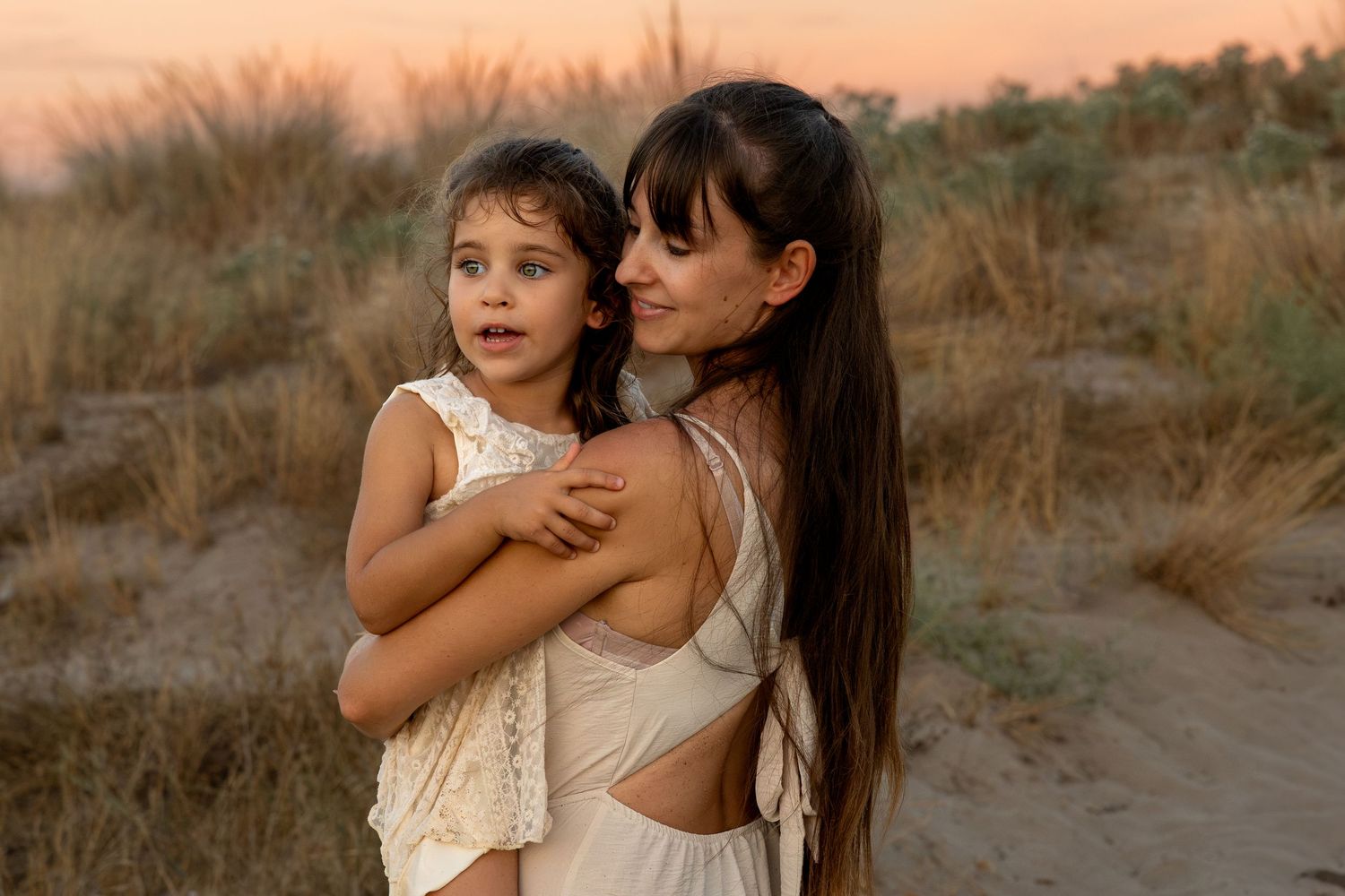 Une maman et sa fille se câlinent lors d'une séance photo lifestyle à Vendres. Photographie d'une maman et sa fille.