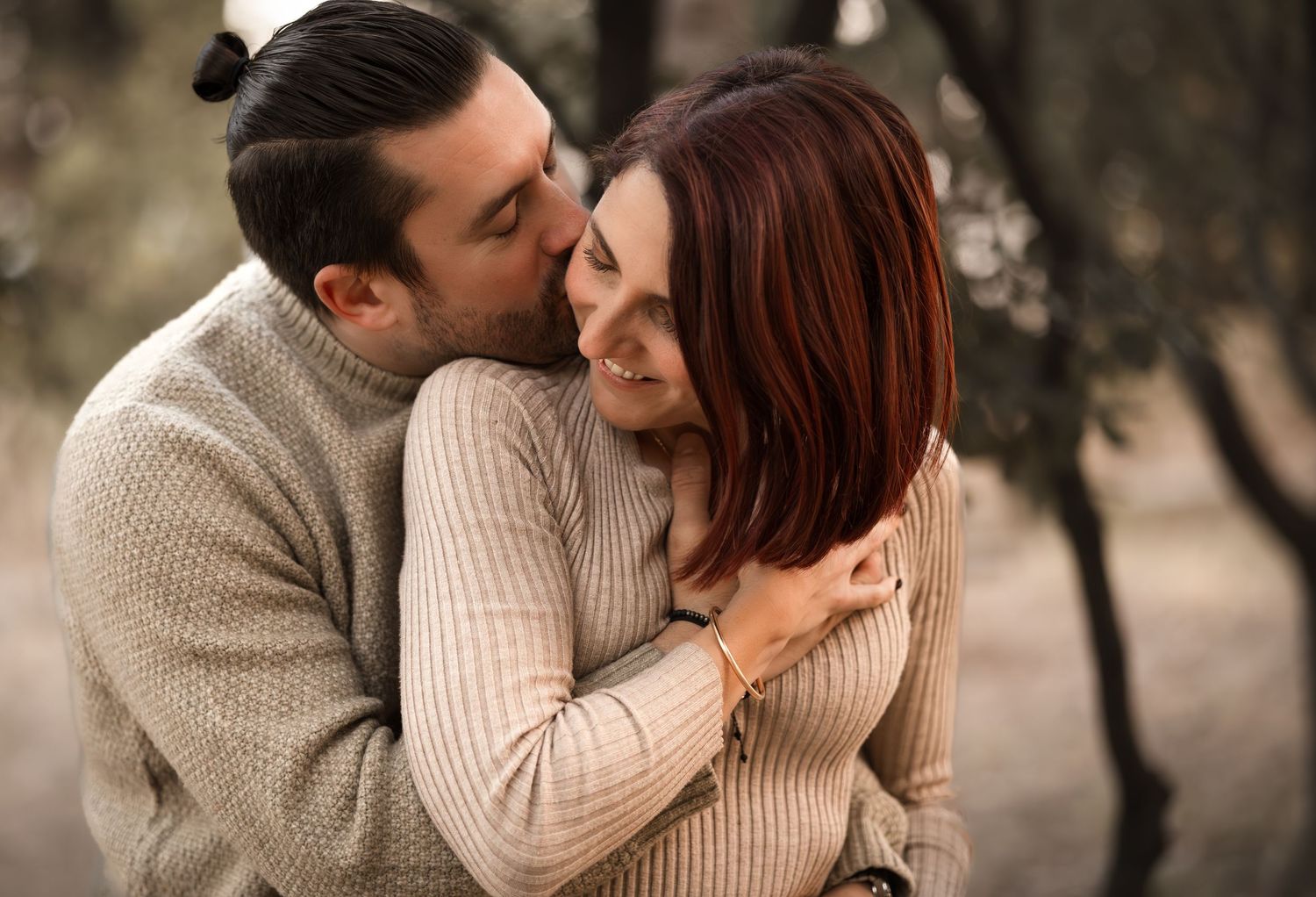 Photo couple romantique en pulls aux couleurs de l'automne s'embrasse tendrement dans un cadre extérieur de rêve à Puimisson, Béziers.