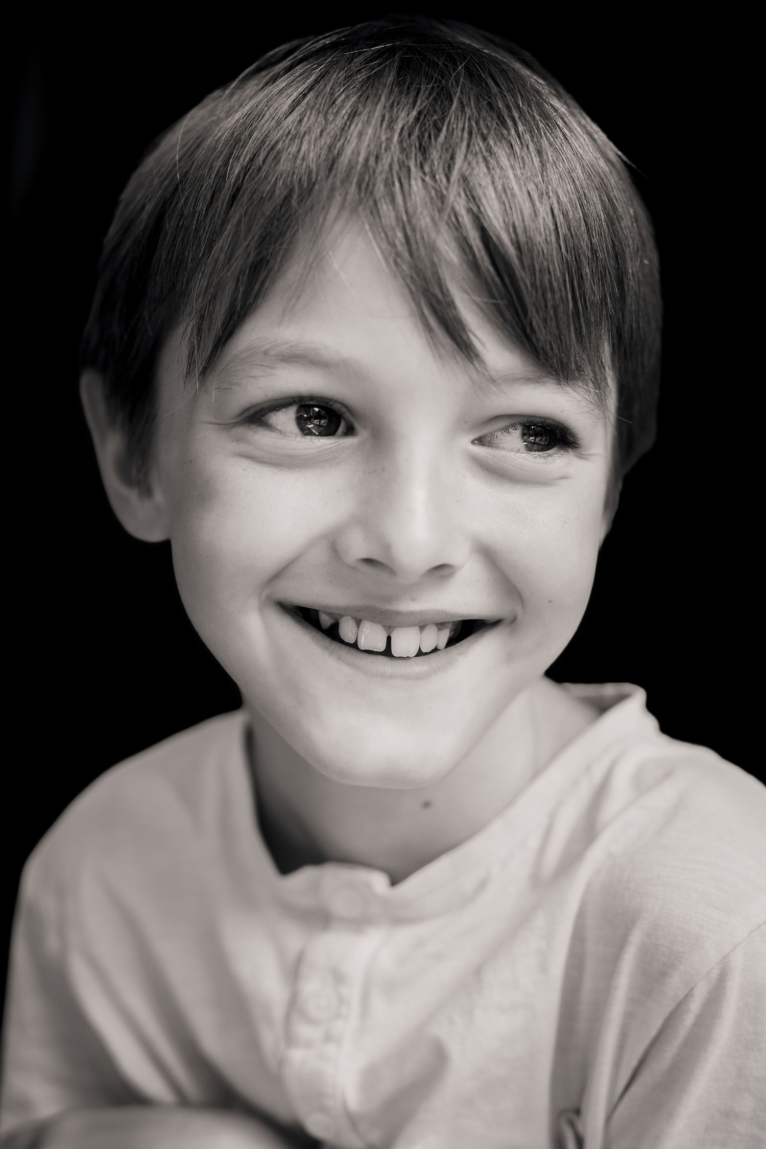 Photo en noir et blanc d'un petit garçon souriant à Puimisson, proche de Muriel-lès-béziers et Magalas.