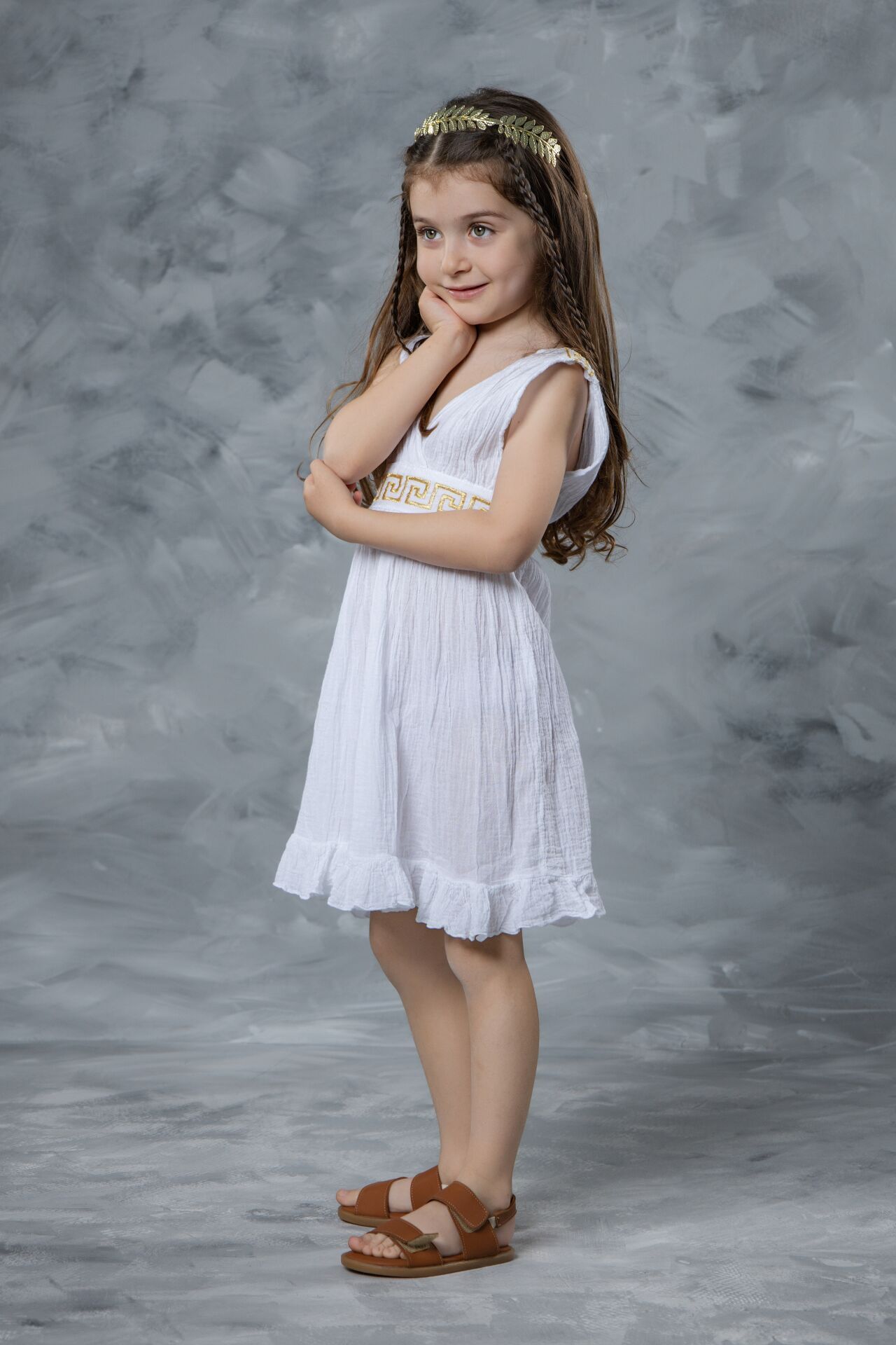 Feel like a character from mythology: Your professional child's photo in a handcrafted Ancient Greek outfit.