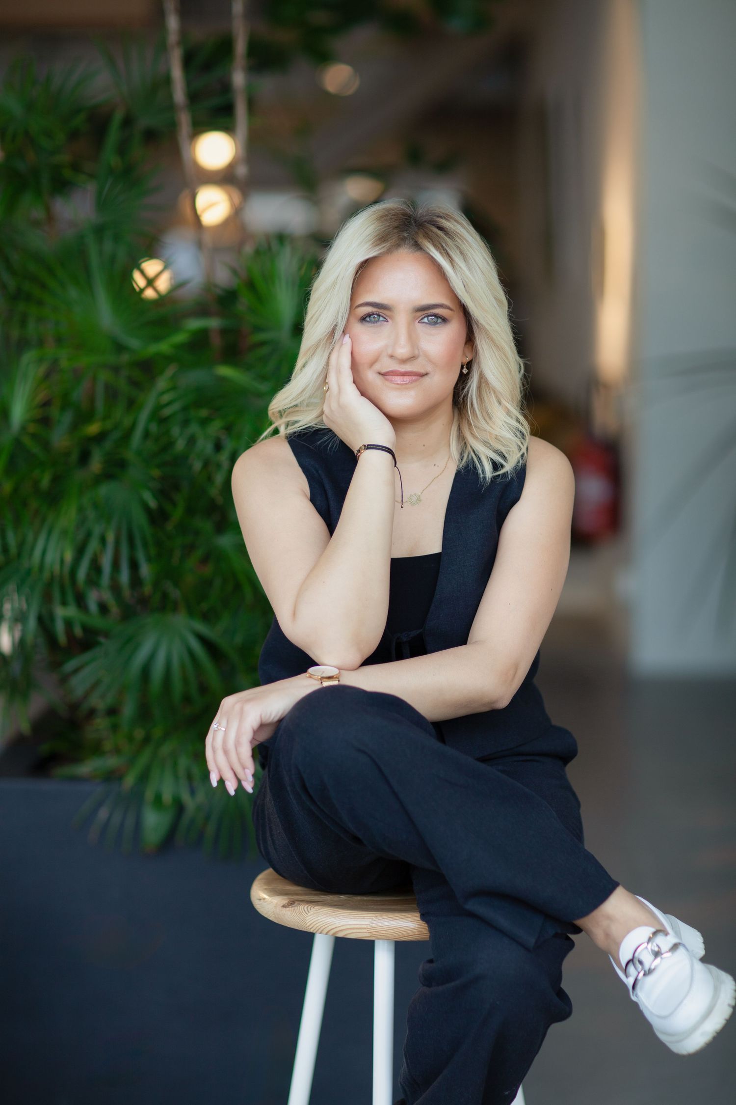 Portrait professionnel femme Bruxelles – shooting entrepreneuse, photo branding business, image professionnelle naturelle posée et spontanée
