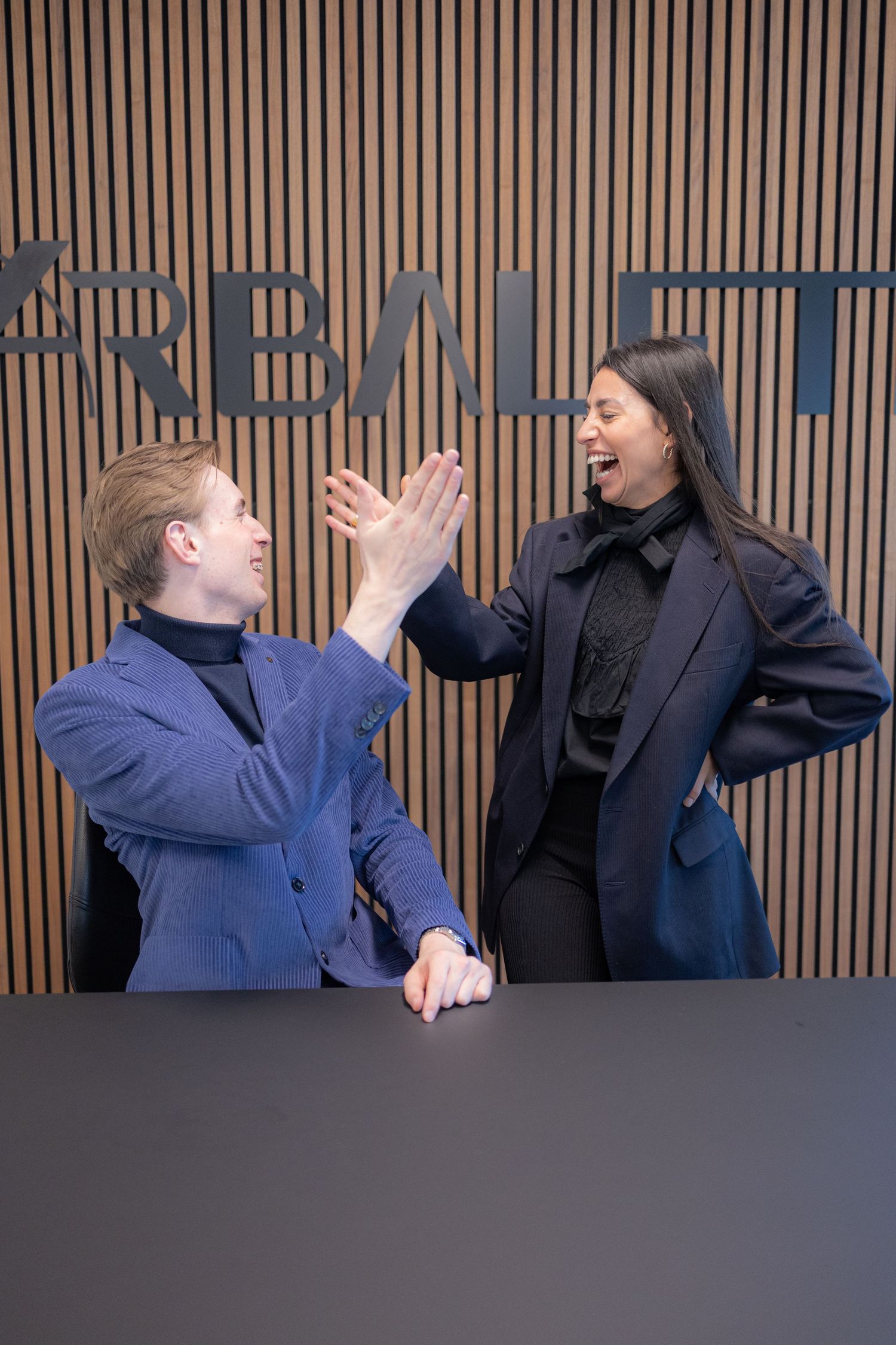 Scène spontanée entre collègues – photographe corporate Bruxelles, moment naturel au bureau, complicité équipe, ambiance entreprise.