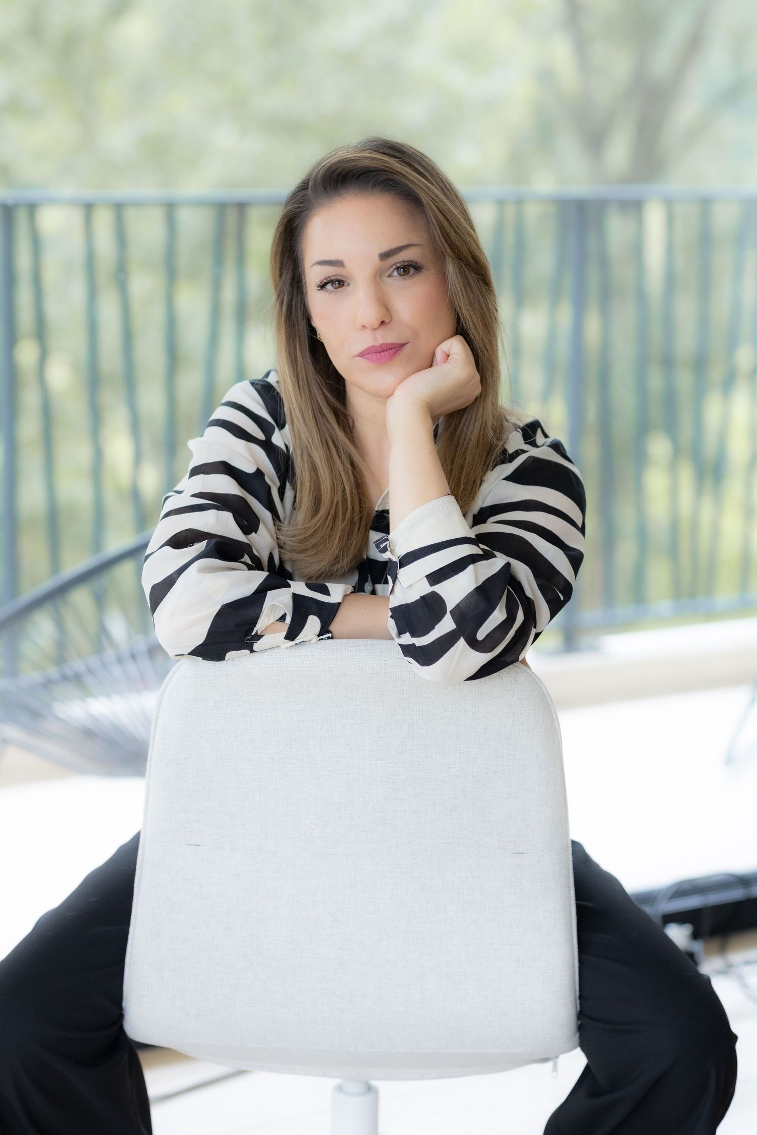 Portrait femme Bruxelles, shooting photo professionnelle, branding entrepreneuse, photo corporate douce et naturelle