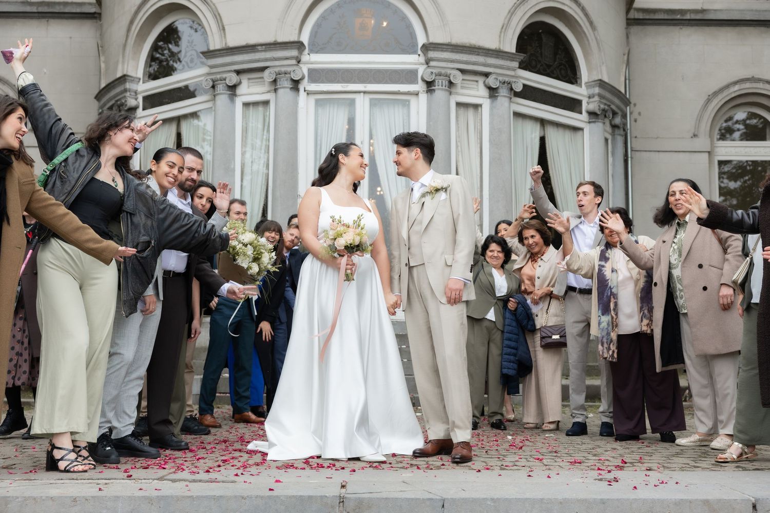 Sortie des mariés après la cérémonie de mariage civil à Bruxelles entourés des invités – photo spontanée, reportage mariage Bruxelles.
