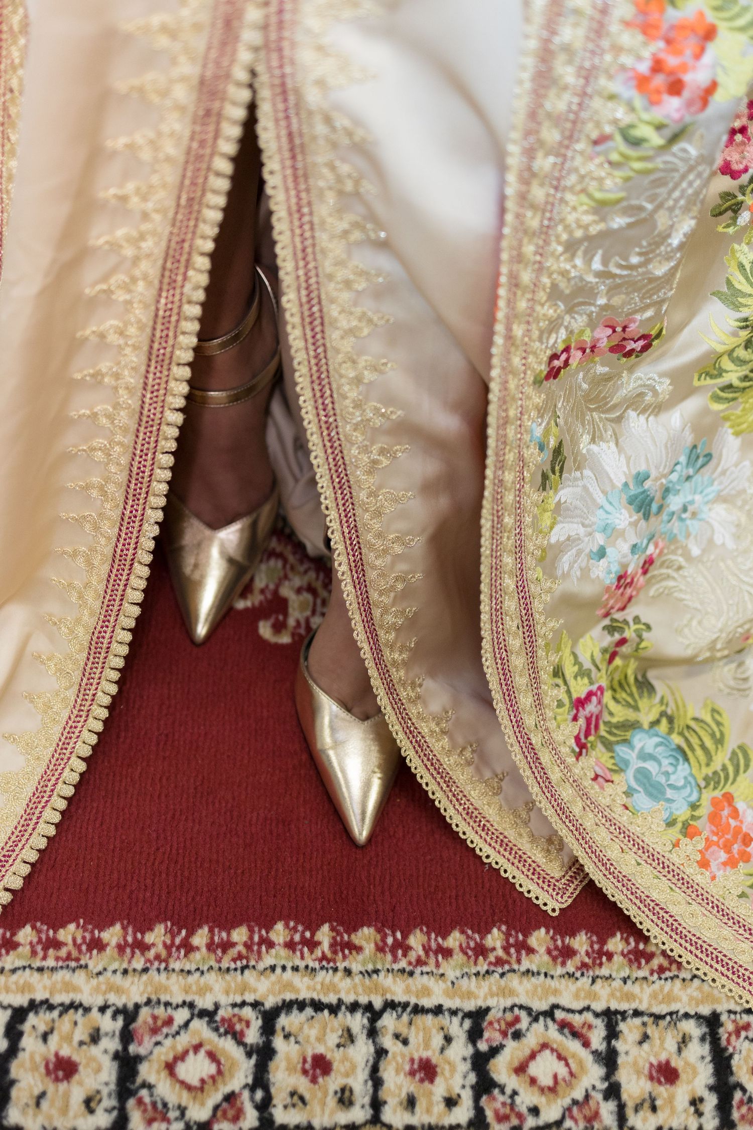 Détail robe mariée traditionnelle, photo mariage oriental Belgique, textile et bijoux, photographe mariage Belgique