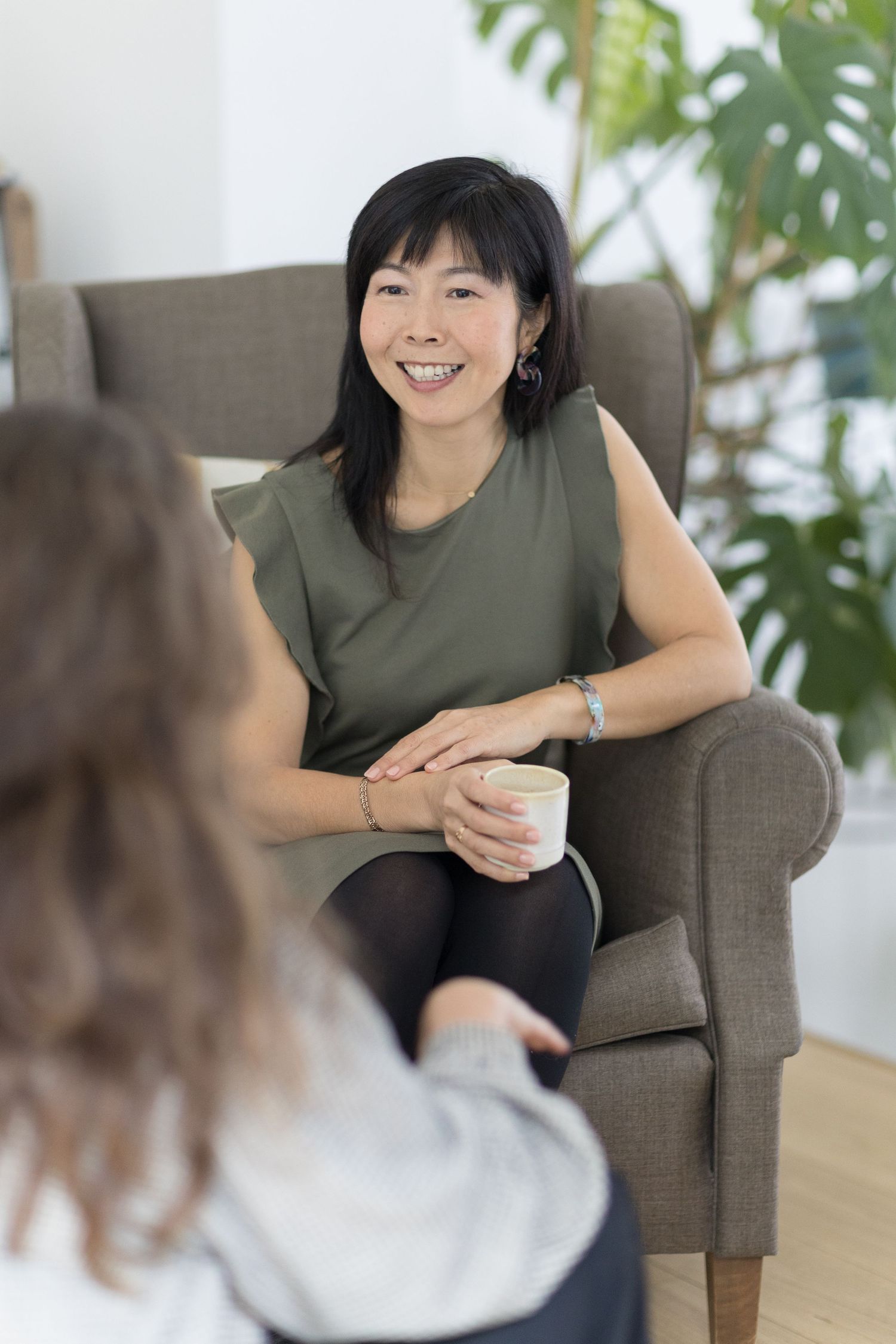 Portrait professionnel Bruxelles, entrepreneuse en séance coaching, échange humain, photo corporate chaleureuse et authentique