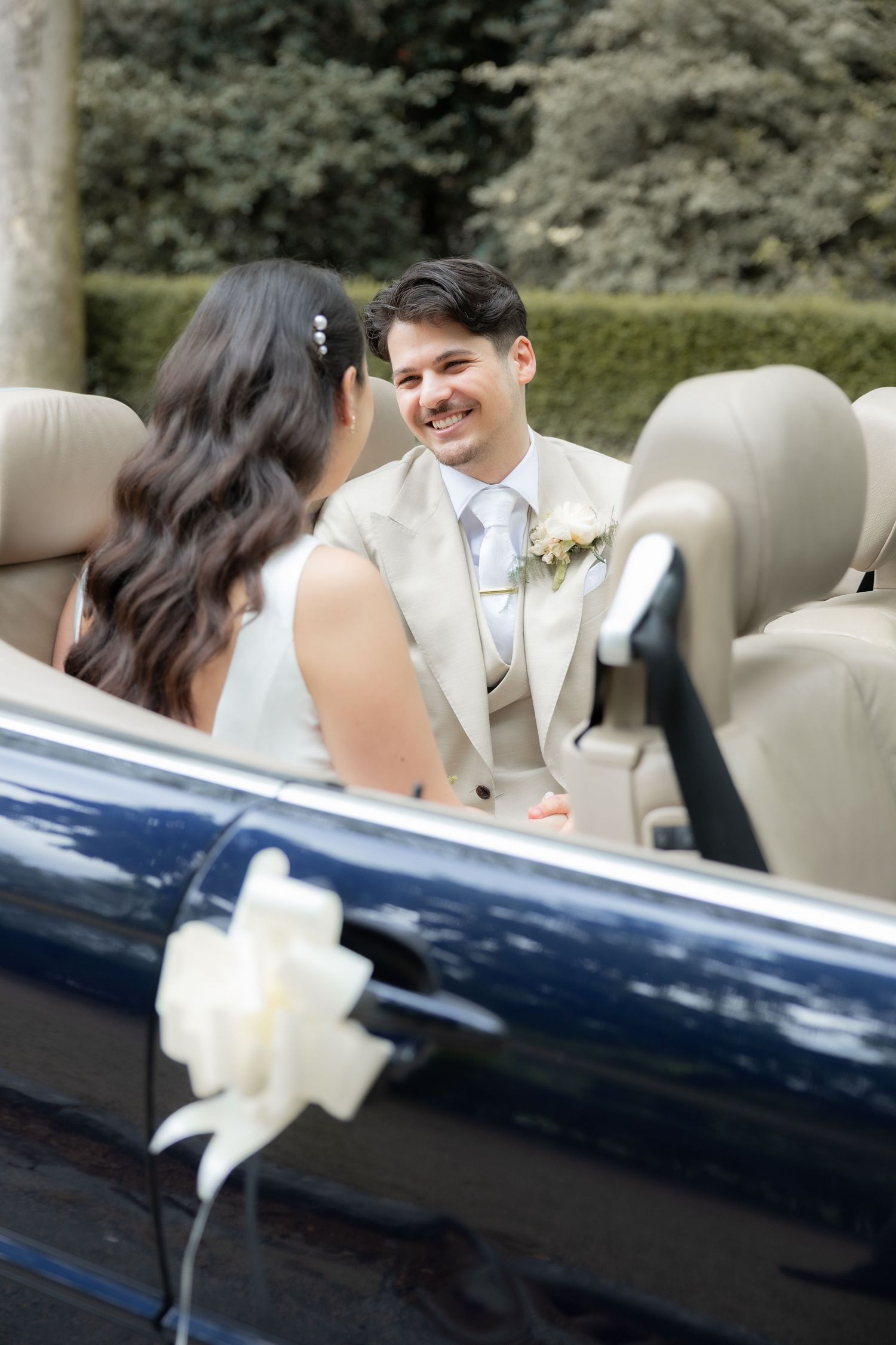 Mariés en voiture décapotable, photo mariage civil Bruxelles, moment spontané couple, photographe mariage Belgique naturel