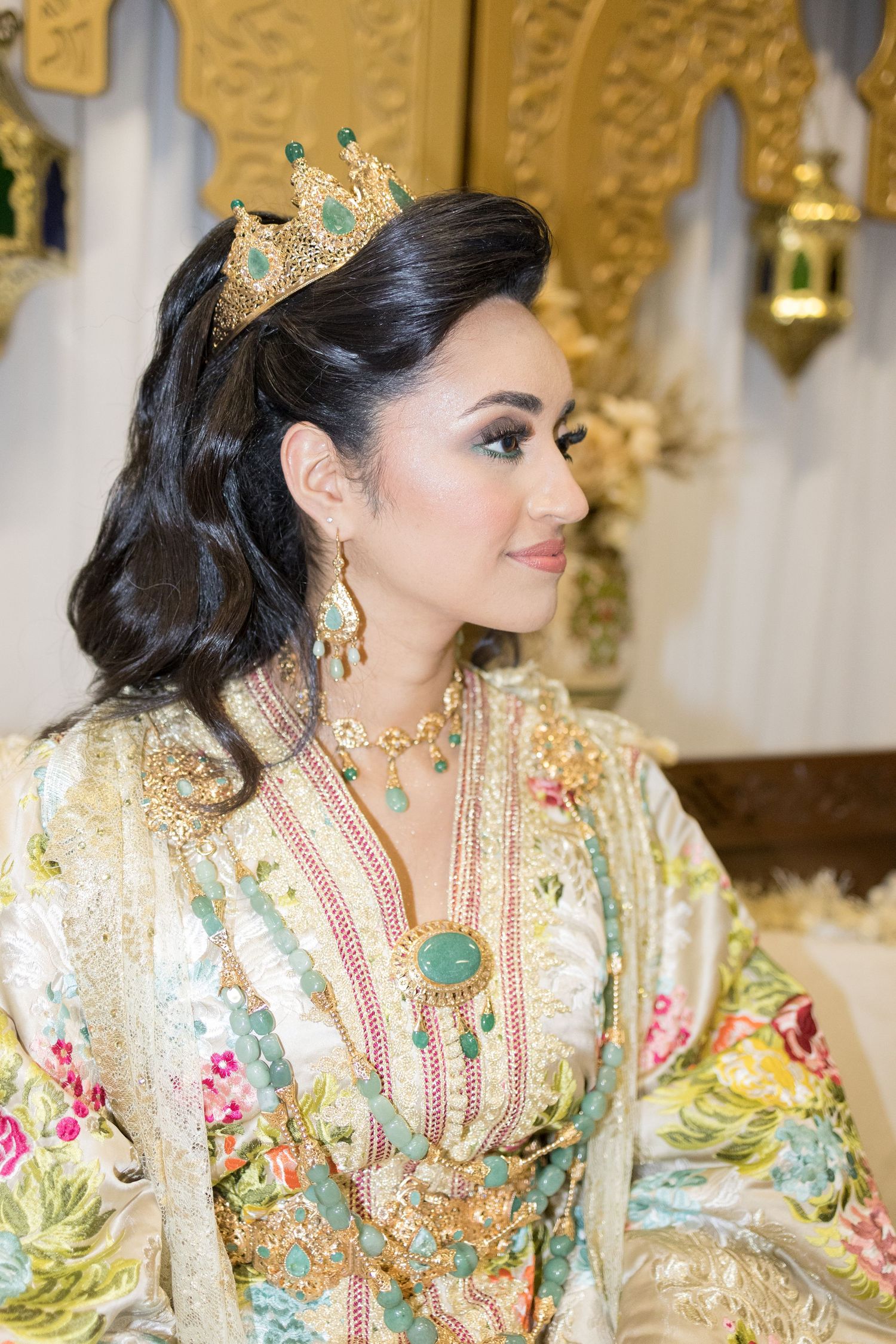 Mariée en tenue traditionnelle, photo mariage oriental Belgique, portrait mariée élégant, photographe mariage Belgique