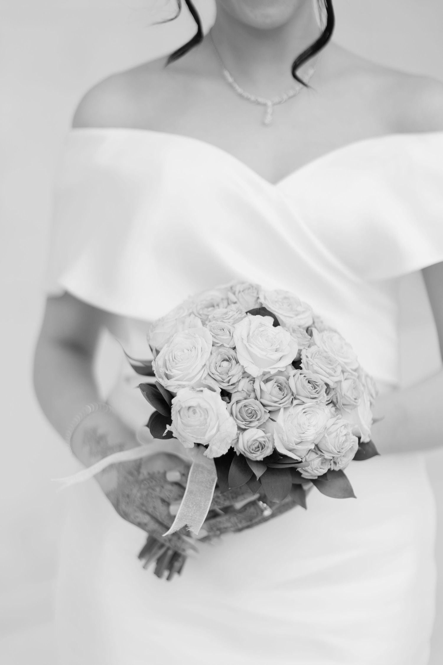 Détail bouquet mariée, photo mariage civil Belgique, robe élégante et fleurs, photographe mariage Bruxelles naturel