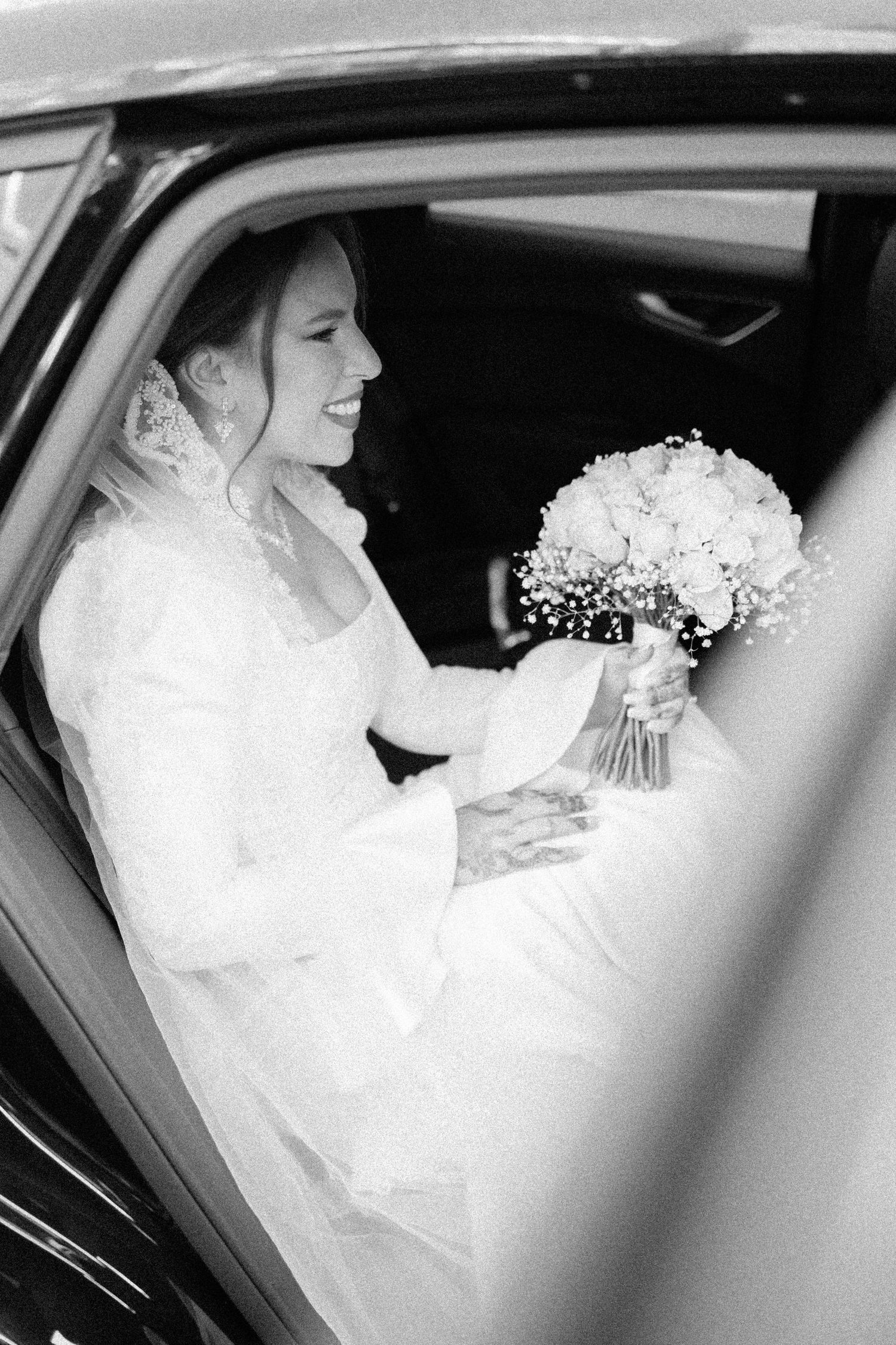 Photographe mariage Bruxelles – mariée en voiture avec bouquet, préparation mariage civil, photo élégante et spontanée reportage mariage