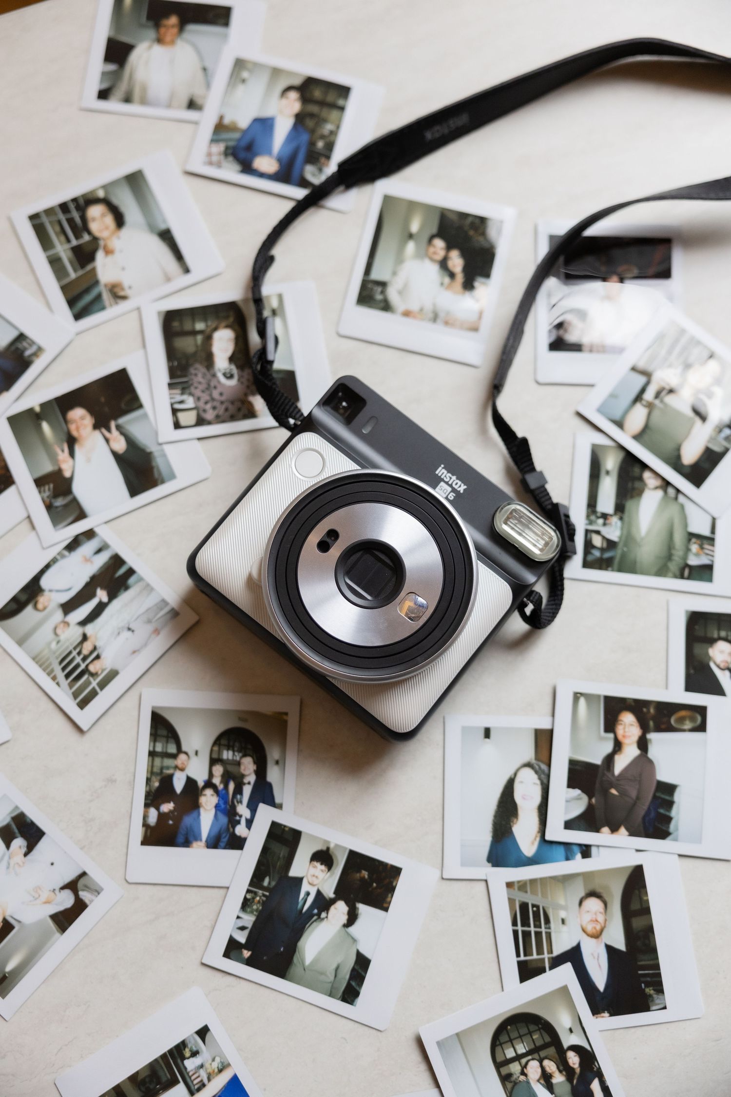 Appareil photo et tirages instantanés, souvenirs mariage Belgique, photographe mariage Bruxelles, détails authentiques, ambiance reportage