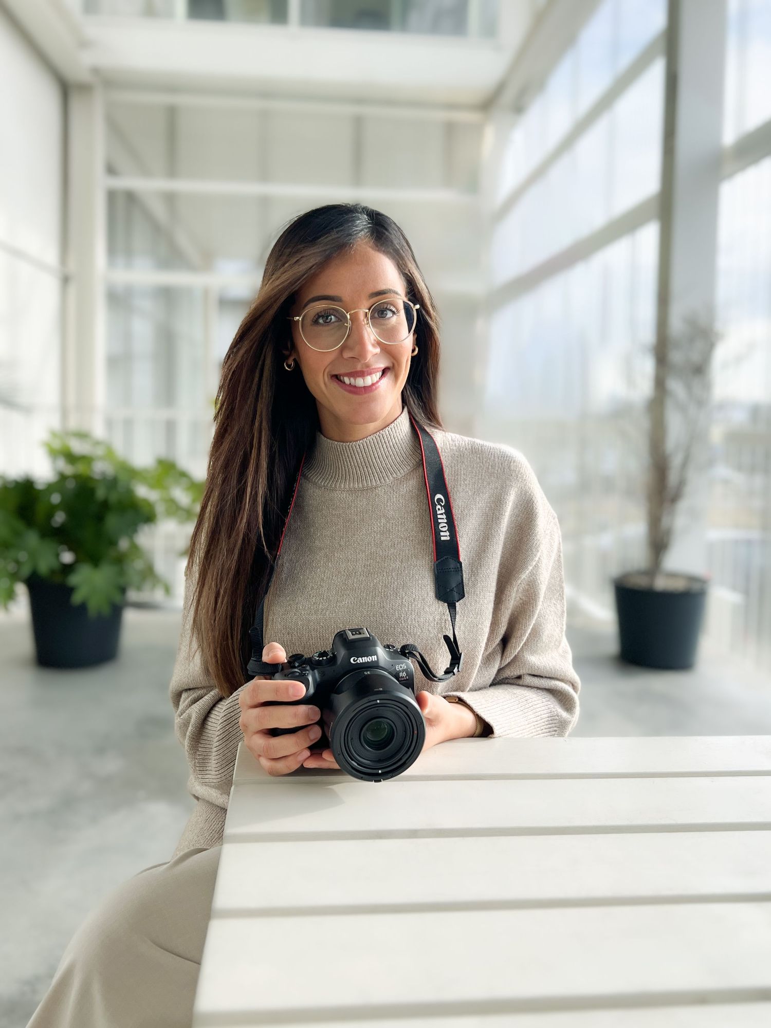 Photographe professionnelle avec appareil photo, portrait branding personnel Belgique, séance photo entrepreneuse, image lumineuse et nature