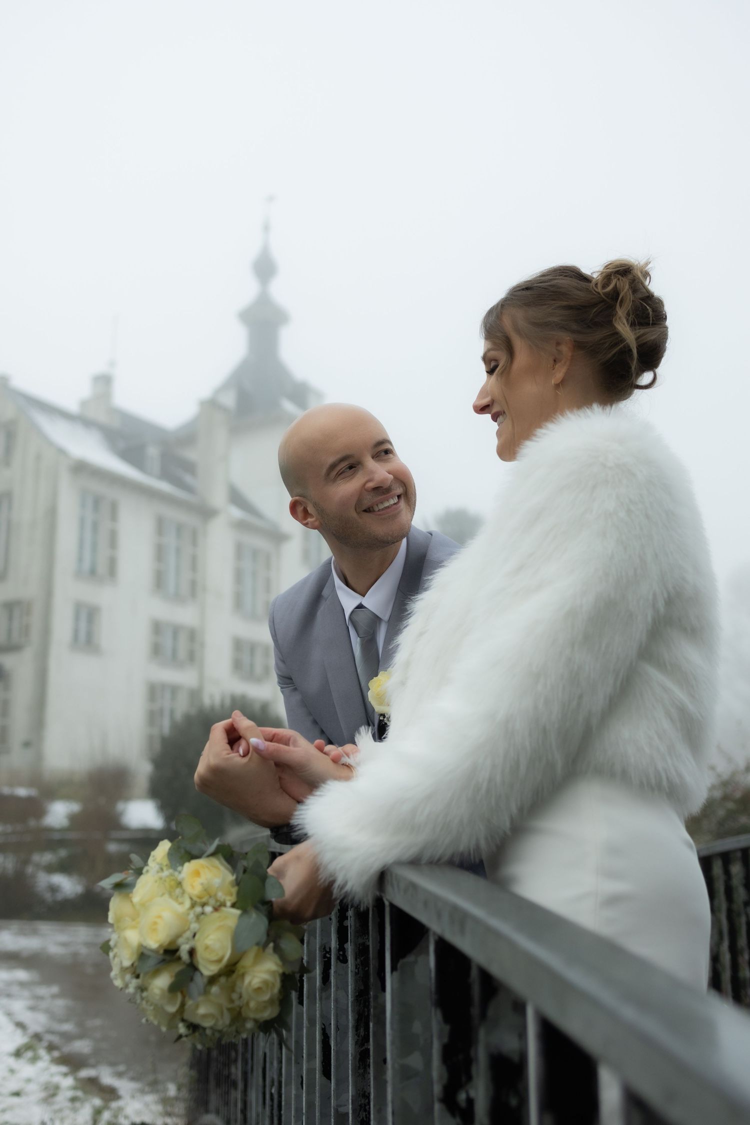 Couple mariés près de l’eau, photo mariage civil Belgique, séance couple romantique extérieur, photographe mariage naturel