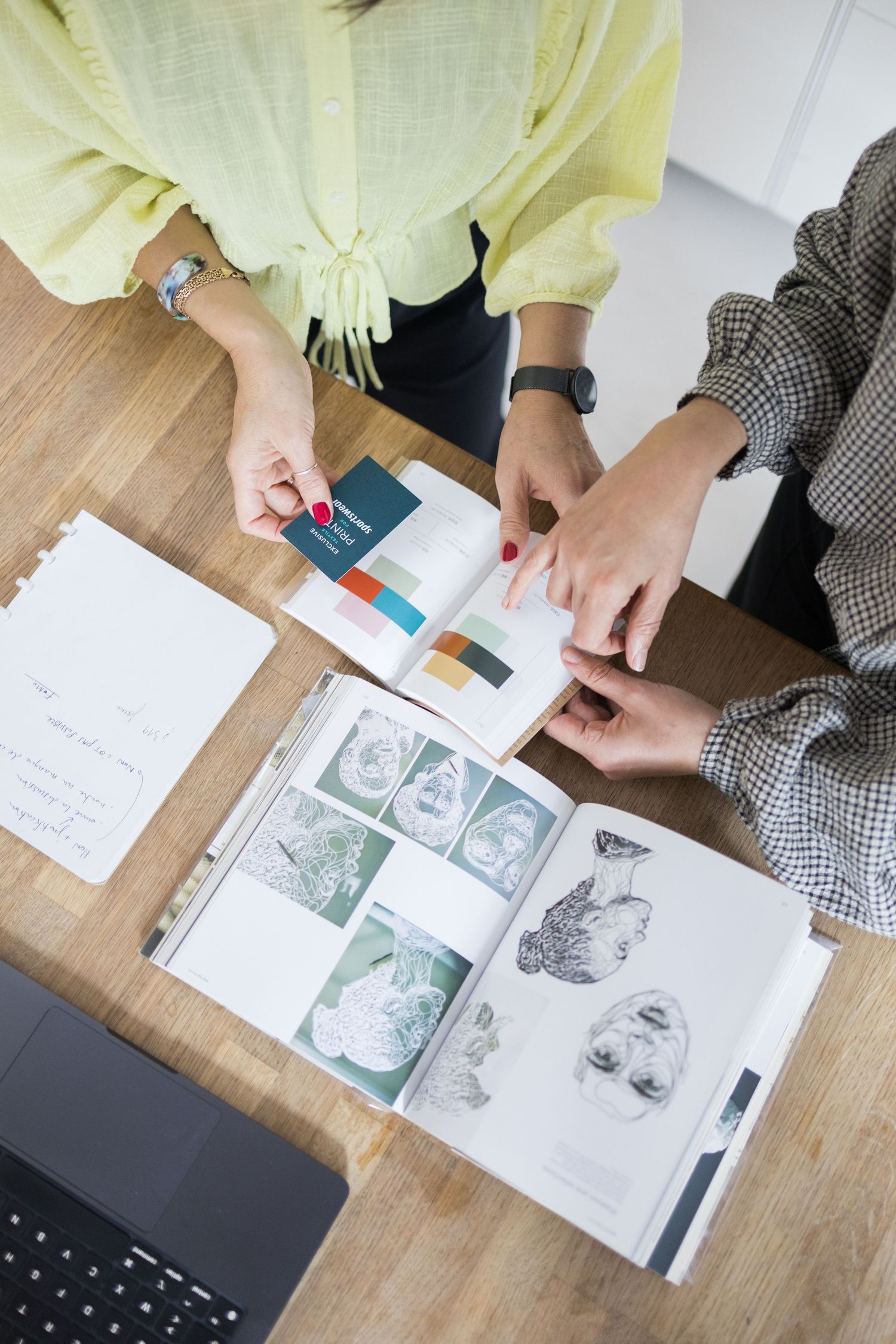Photo corporate Belgique, travail en équipe, brainstorming entreprise, collaboration bureau, image professionnelle naturelle