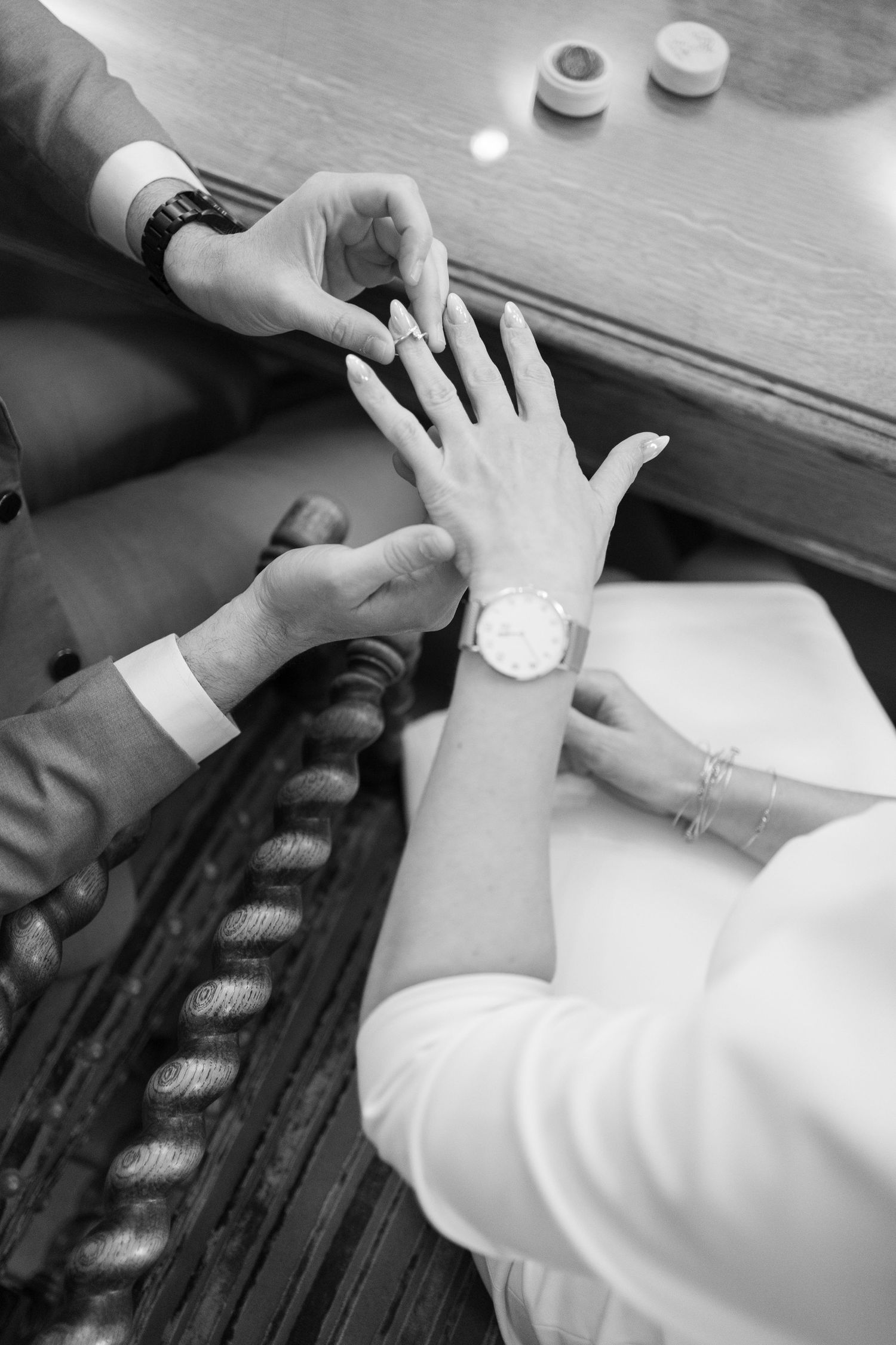 Photo mariage Belgique, échange alliances noir et blanc, moment émotion cérémonie civile, détail mariage authentique, mariage civil