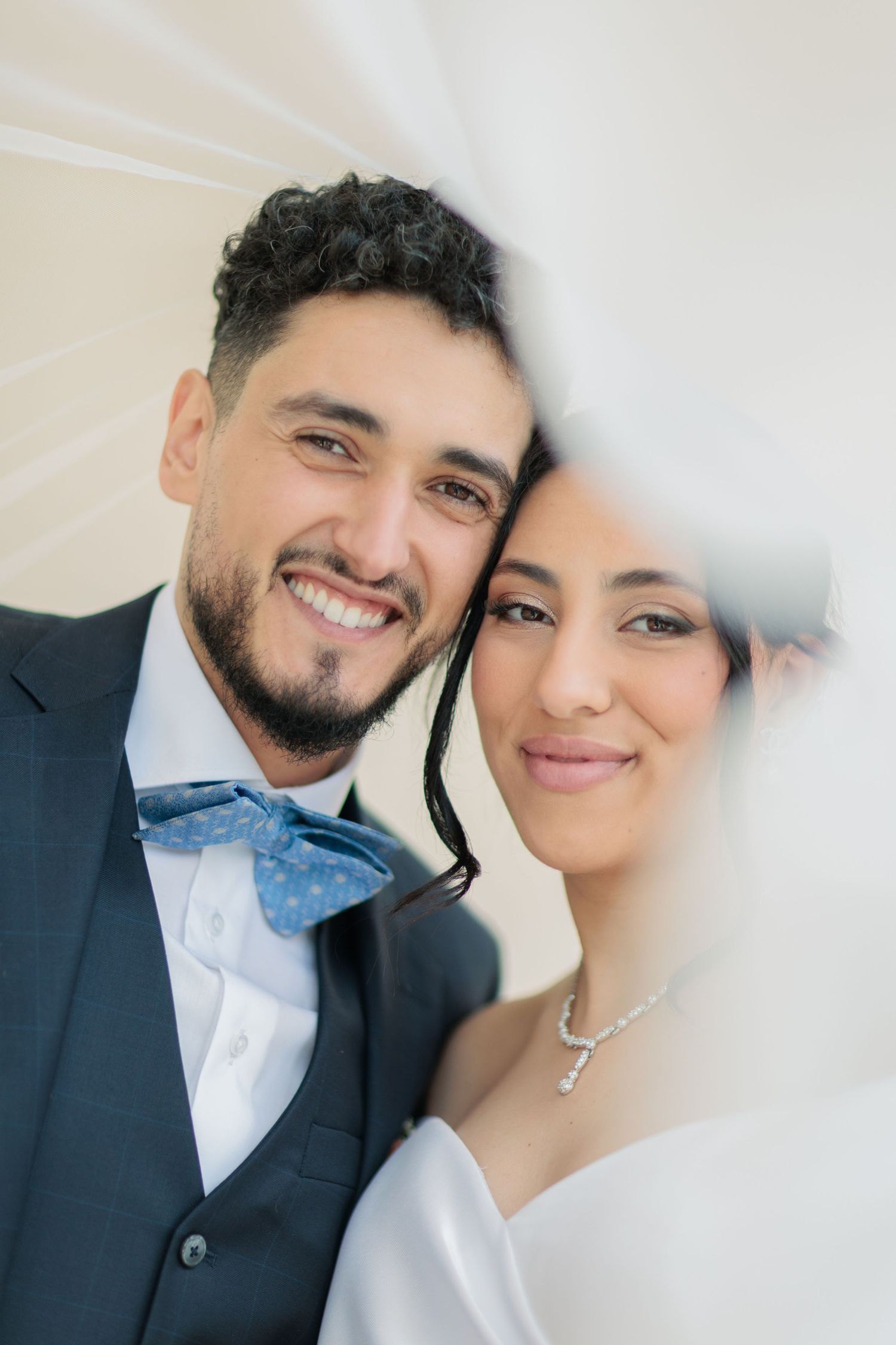 Portrait couple mariés souriants, photo mariage civil Belgique, photographe mariage Bruxelles, moment spontané, lumière naturelle élégante