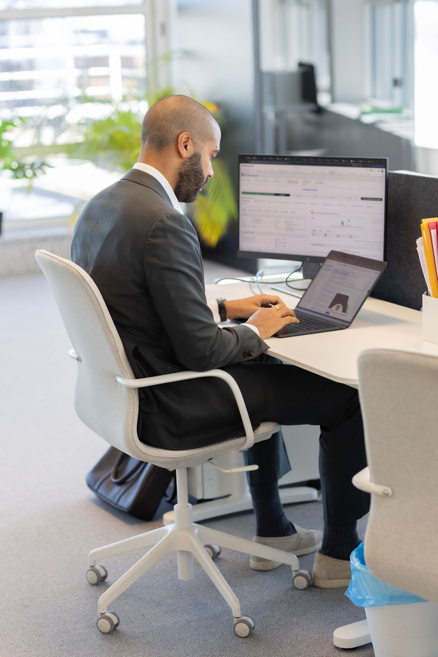 Employé au bureau sur ordinateur – photographe corporate Bruxelles, portrait professionnel en situation, branding entreprise.