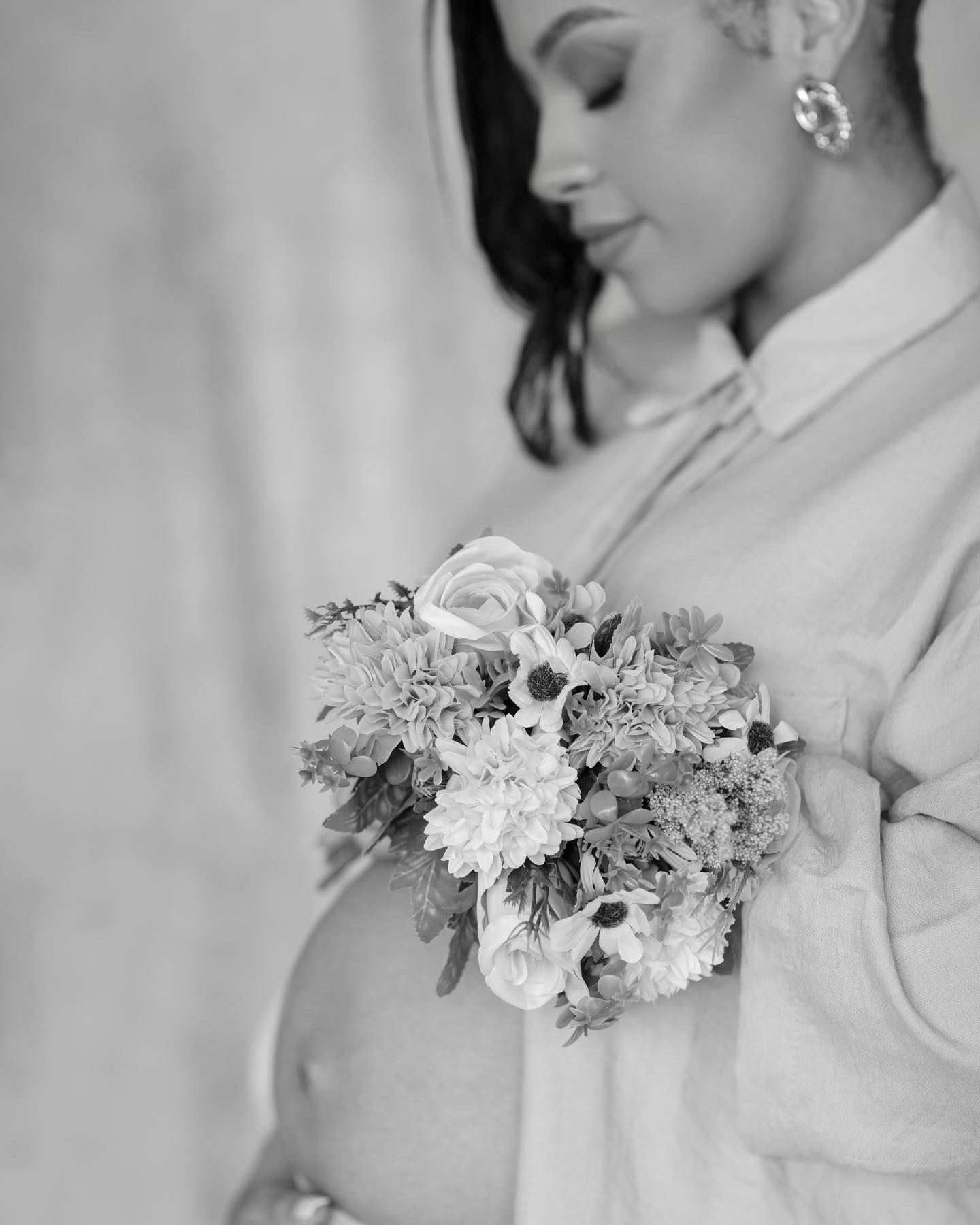 Photographe grossesse Bruxelles – séance maternité artistique en studio, photo grossesse élégante, future maman portrait doux et naturel