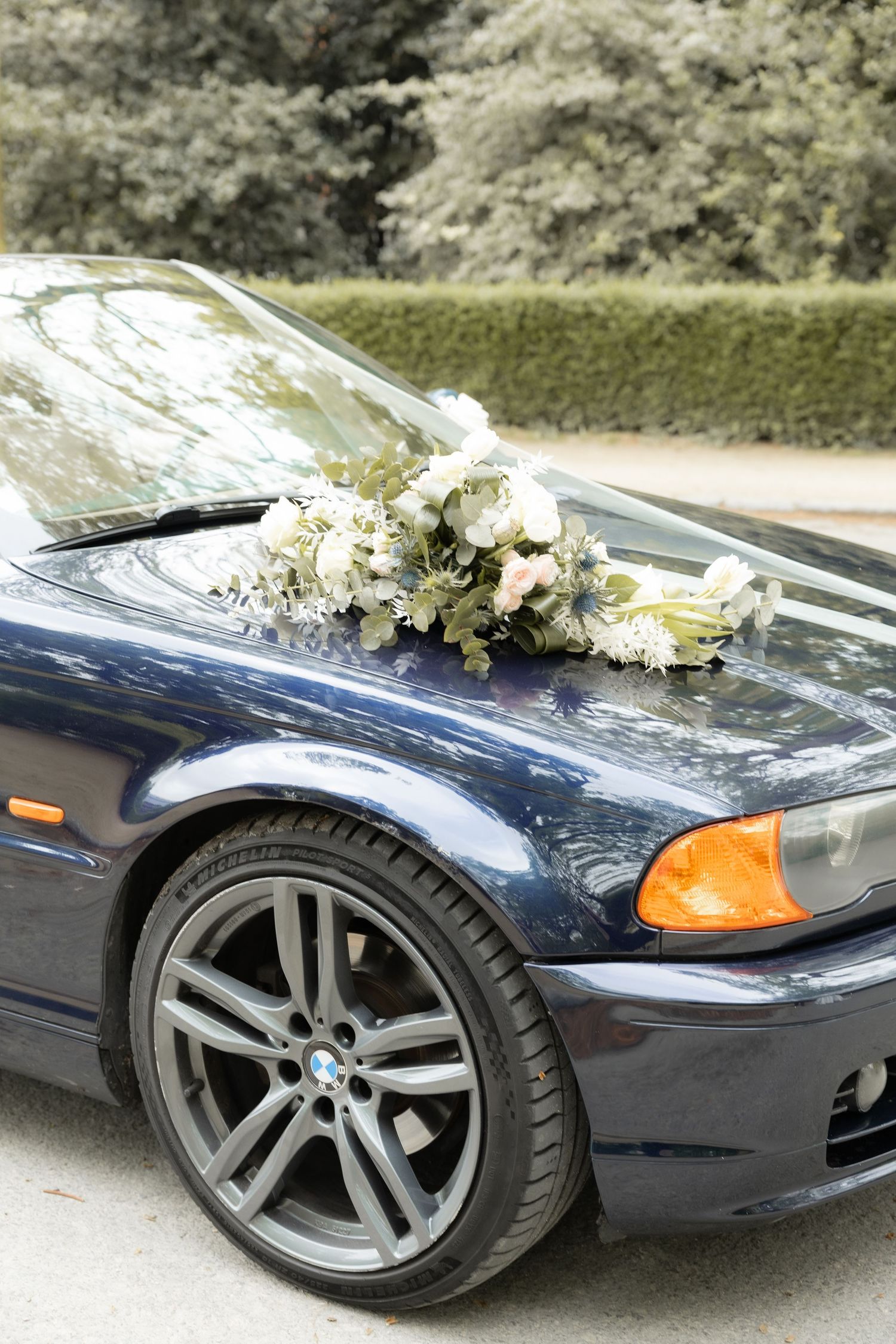 Voiture des mariés décorée pour un mariage civil à Bruxelles – détails du jour J, reportage mariage, photographe mariage Bruxelles.