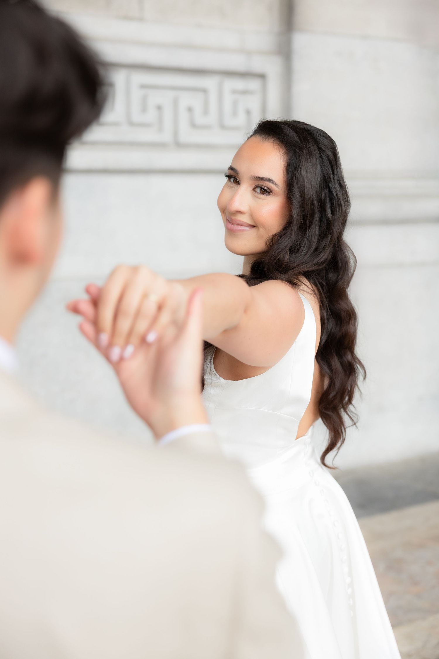 Photo mariage Belgique, mariée élégante robe blanche, portrait romantique couple, photographie mariage naturel et lumineux, shooting couple