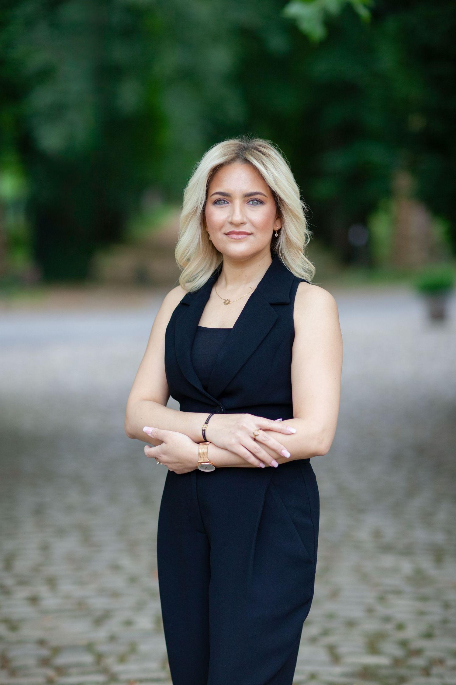 Portrait professionnel femme Bruxelles en extérieur, shooting entrepreneuse, photo branding naturel, image business élégante