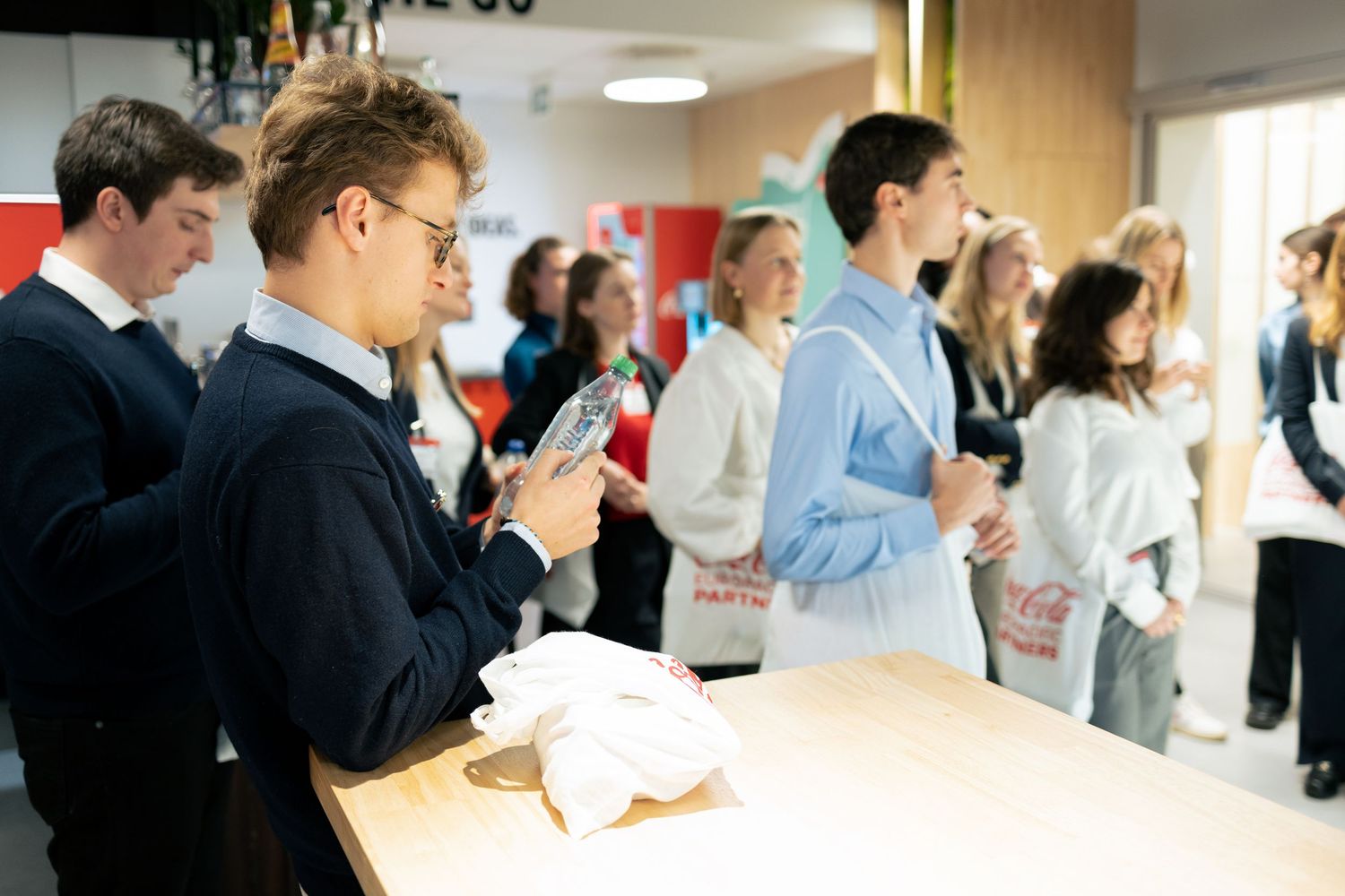 Conférence interne Coca-Cola – photographe événementiel corporate à Bruxelles, équipe en interaction, reportage professionnel.