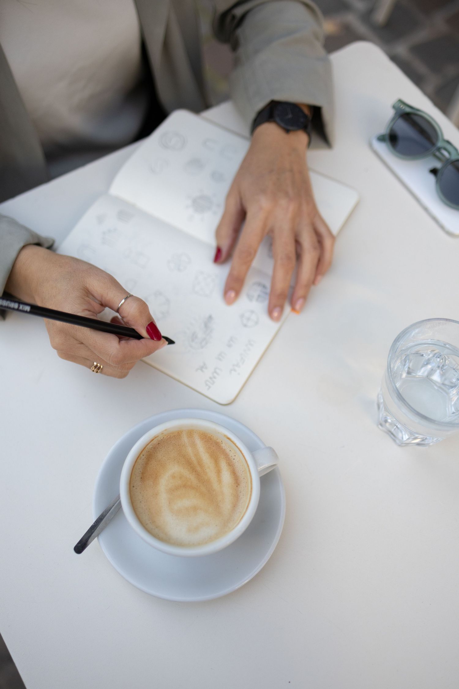 Photo branding Belgique, entrepreneuse écriture carnet café, personal branding naturel, contenu lifestyle professionnel