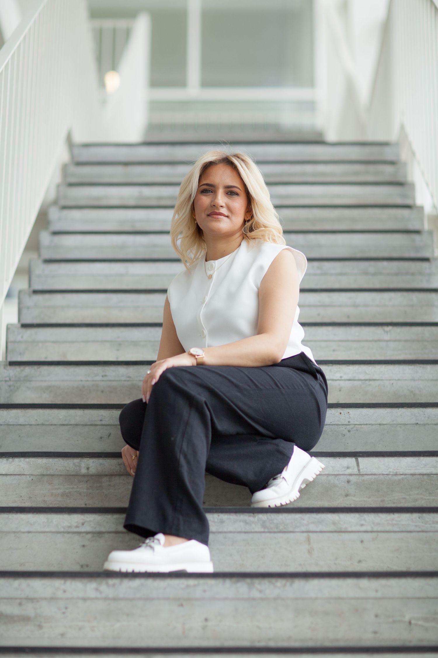 Portrait femme assise sur escaliers, shooting professionnel Bruxelles, photo branding entrepreneuse, image naturelle et moderne