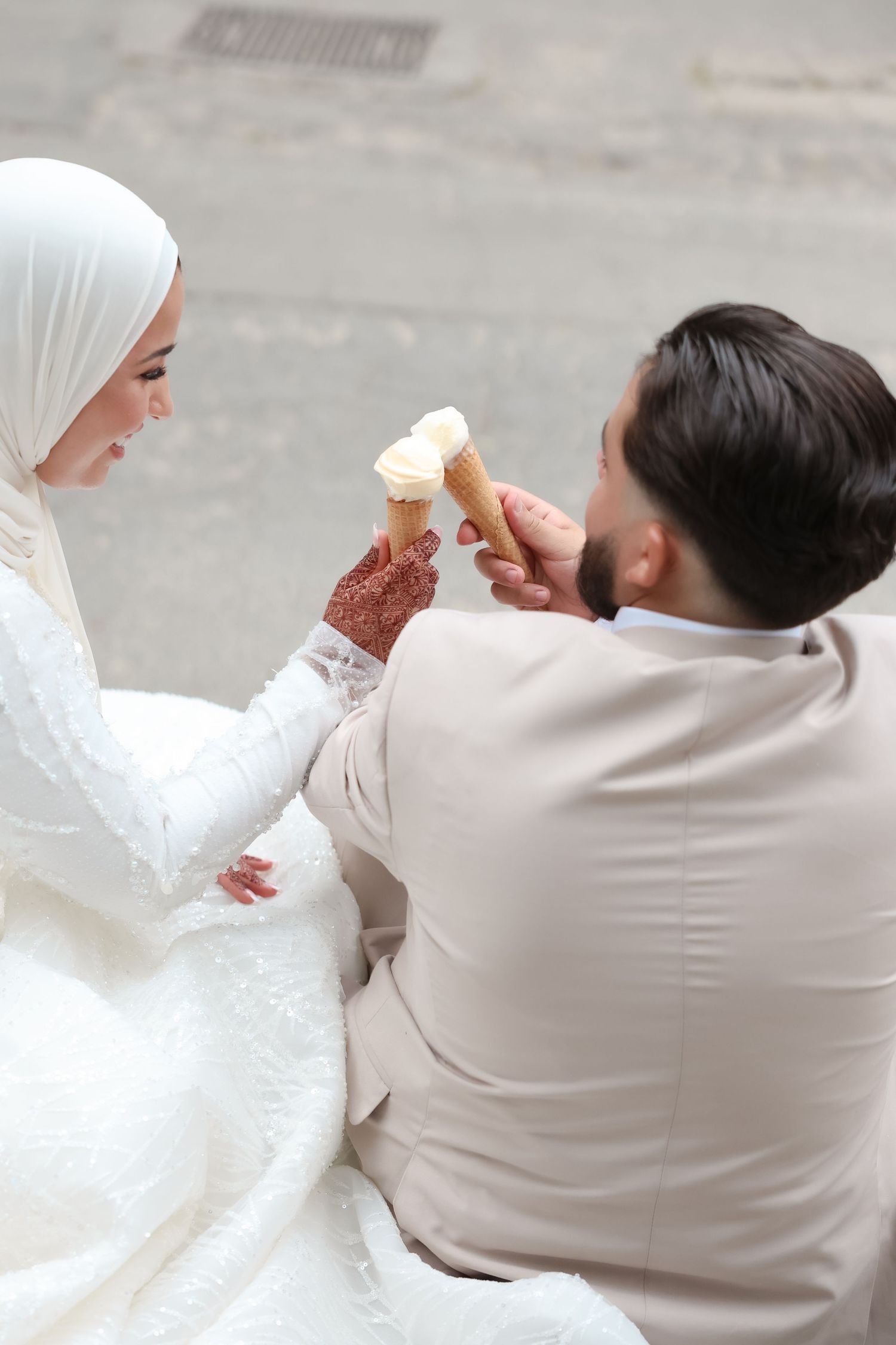 Photo couple mariage civil Belgique, moment complice des mariés, séance photo couple naturelle, photographe mariage Belgique