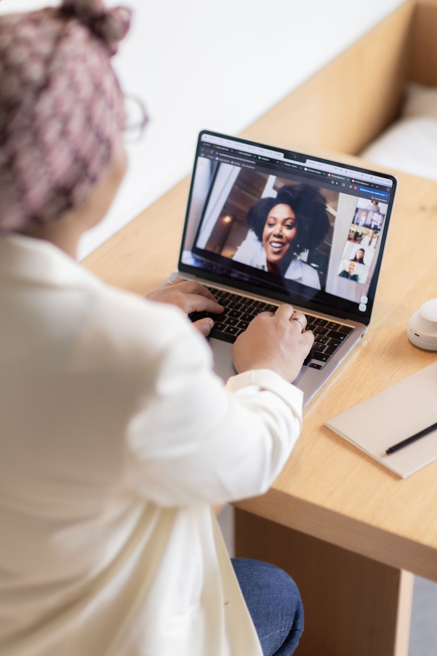 emme en visio sur tablette, shooting photo professionnel Bruxelles, entrepreneuse au travail, image branding et communication digitale