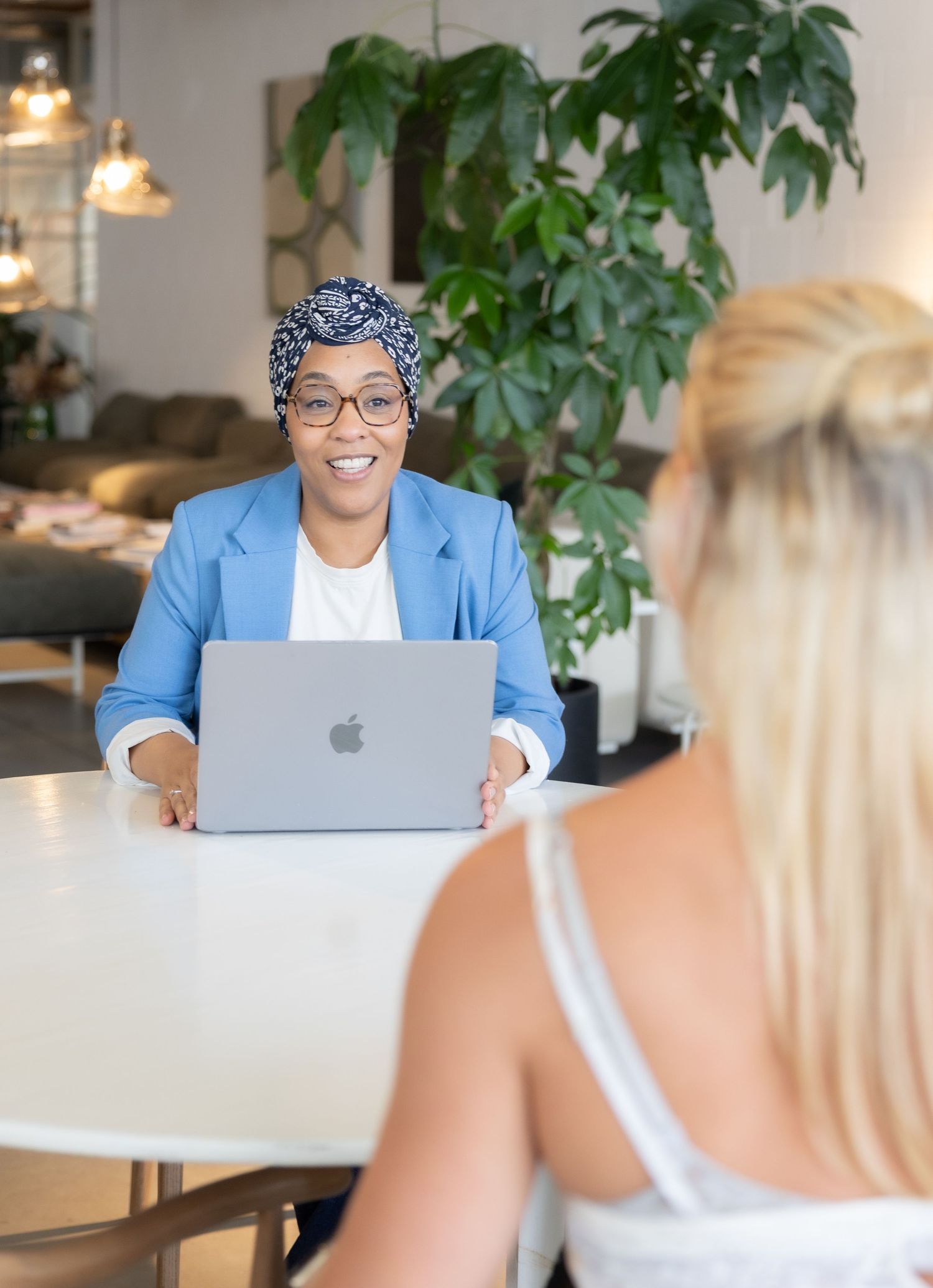 Portrait entrepreneuse Bruxelles, shooting branding femme, photo professionnelle en coworking, image de marque naturelle et lumineuse