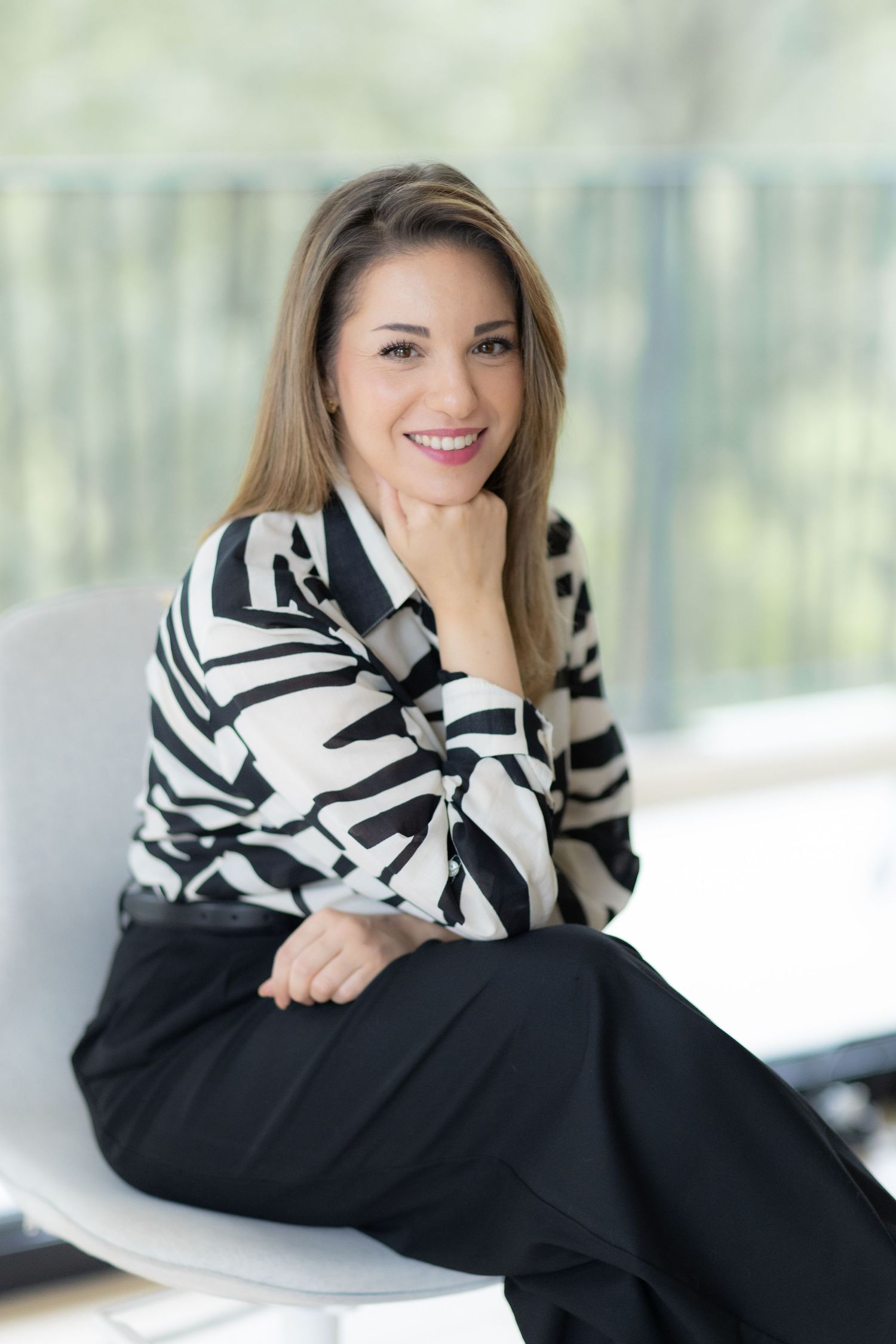 Portrait femme Bruxelles, shooting photo professionnelle, branding entrepreneuse, photo corporate lumineuse et naturelle