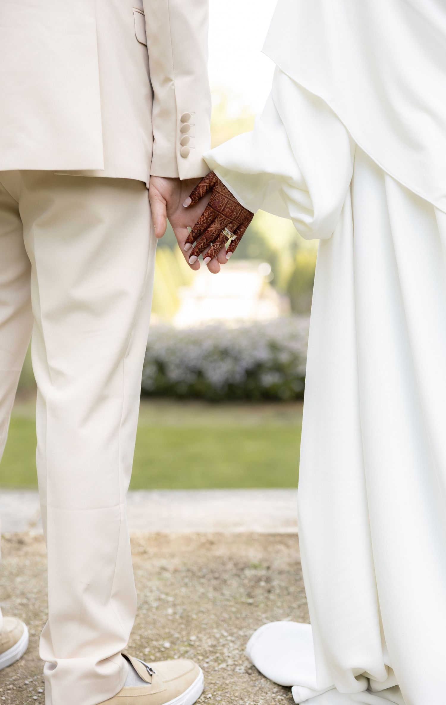 Photographe mariage civil Bruxelles – couple main dans la main, photo spontanée et élégante, shooting couple naturel Bruxelles