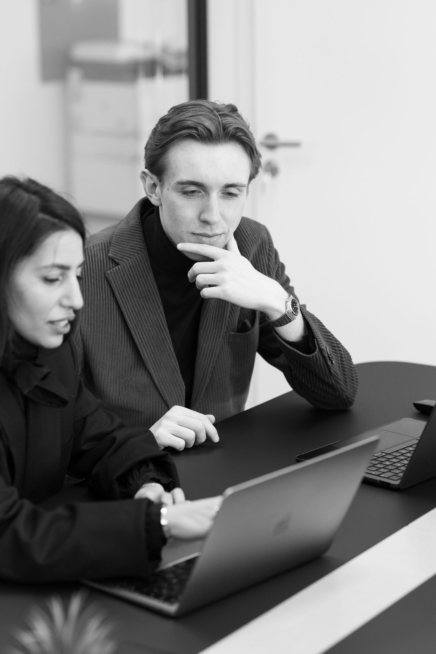 Collaboration au bureau sur ordinateur – photographe corporate Bruxelles, portrait professionnel, ambiance travail, branding entreprise.