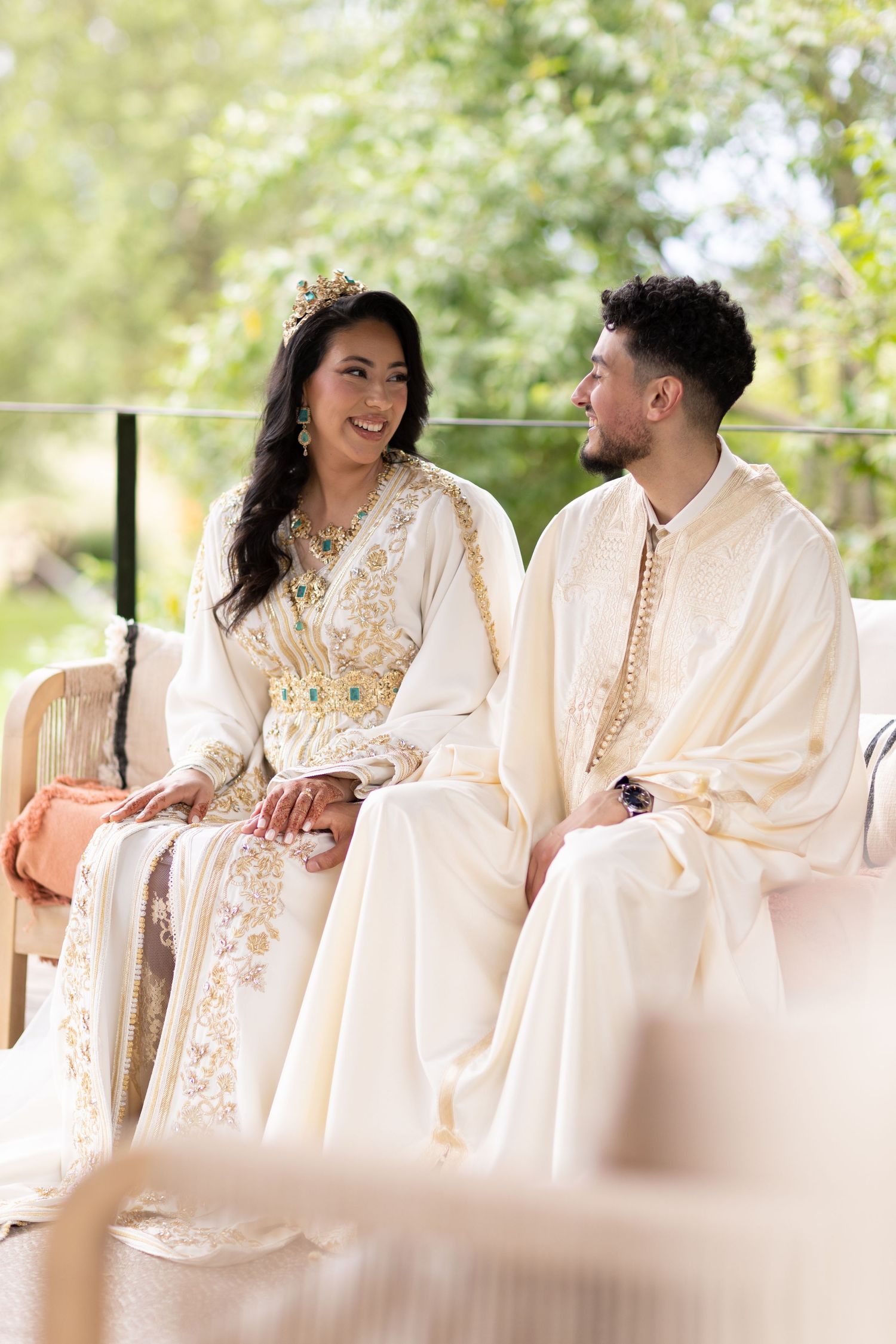 Mariée en tenue traditionnelle, photo mariage Belgique, portrait de couple, photographe mariage Bruxelles naturel