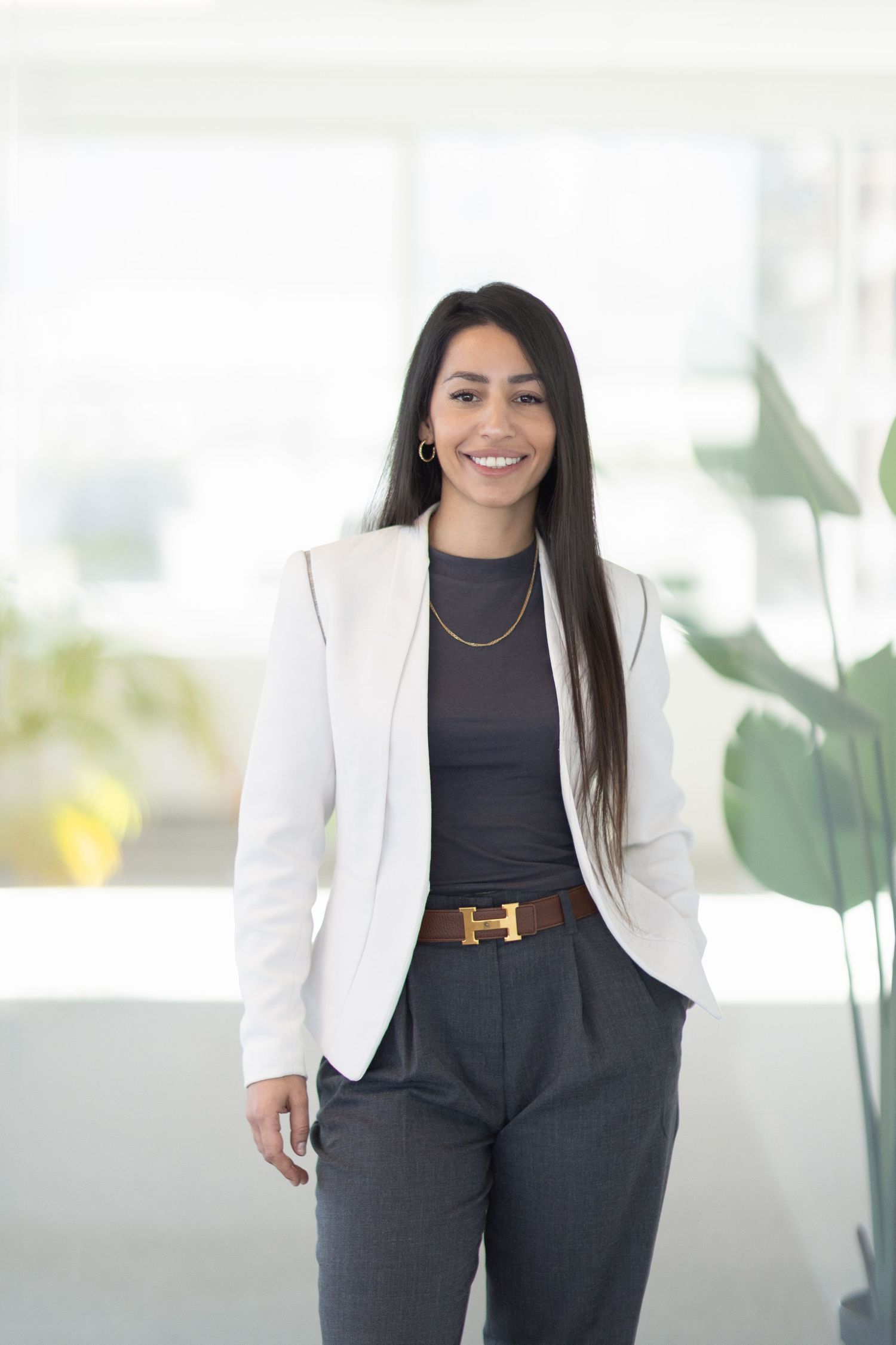 Portrait femme professionnelle Bruxelles, shooting corporate et branding, photo entrepreneur en entreprise lumineuse et naturelle