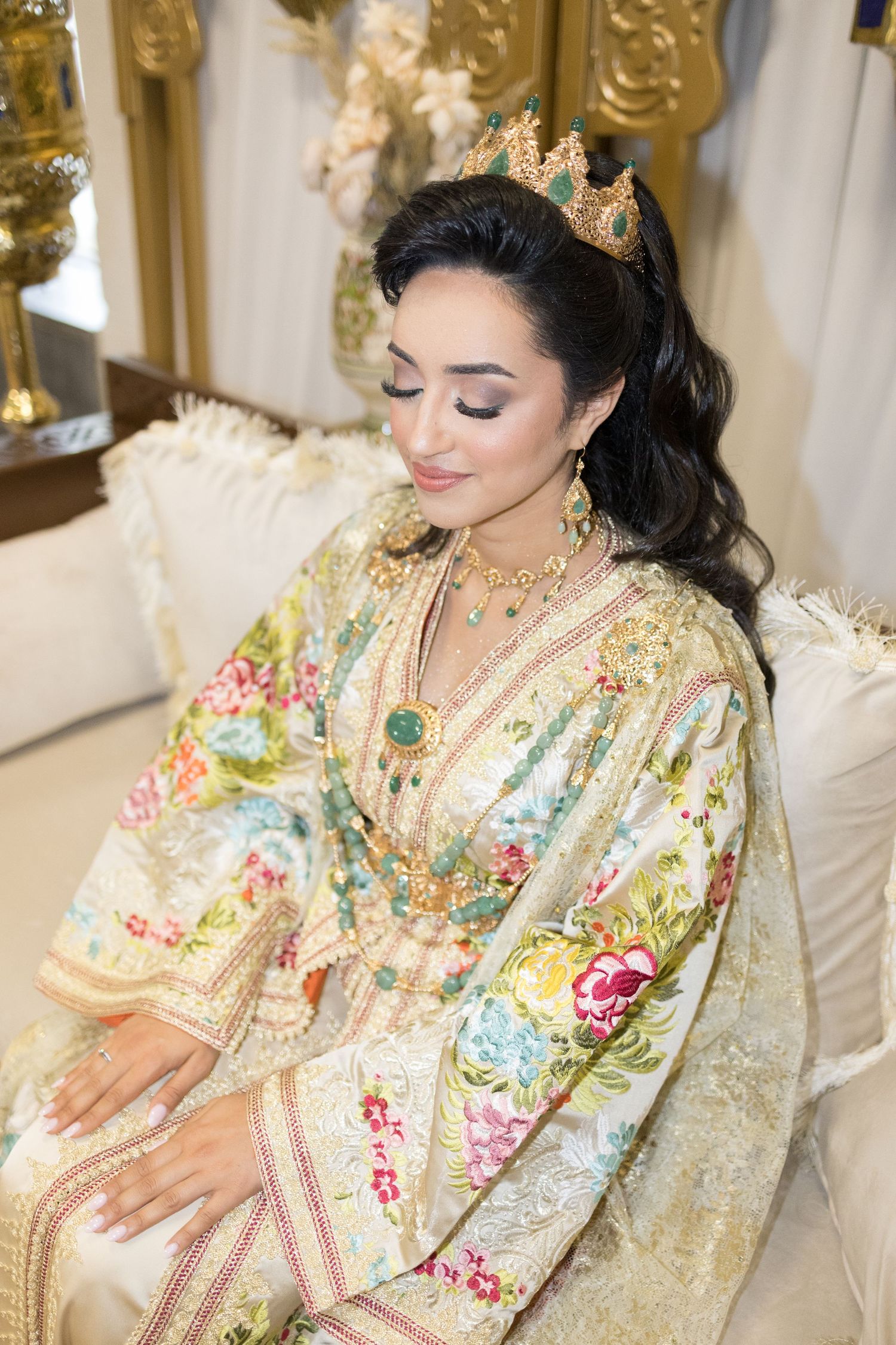 Mariée en tenue traditionnelle, portrait mariage oriental Belgique, photographe mariage Bruxelles, détail robe, moment élégant et authentiqu