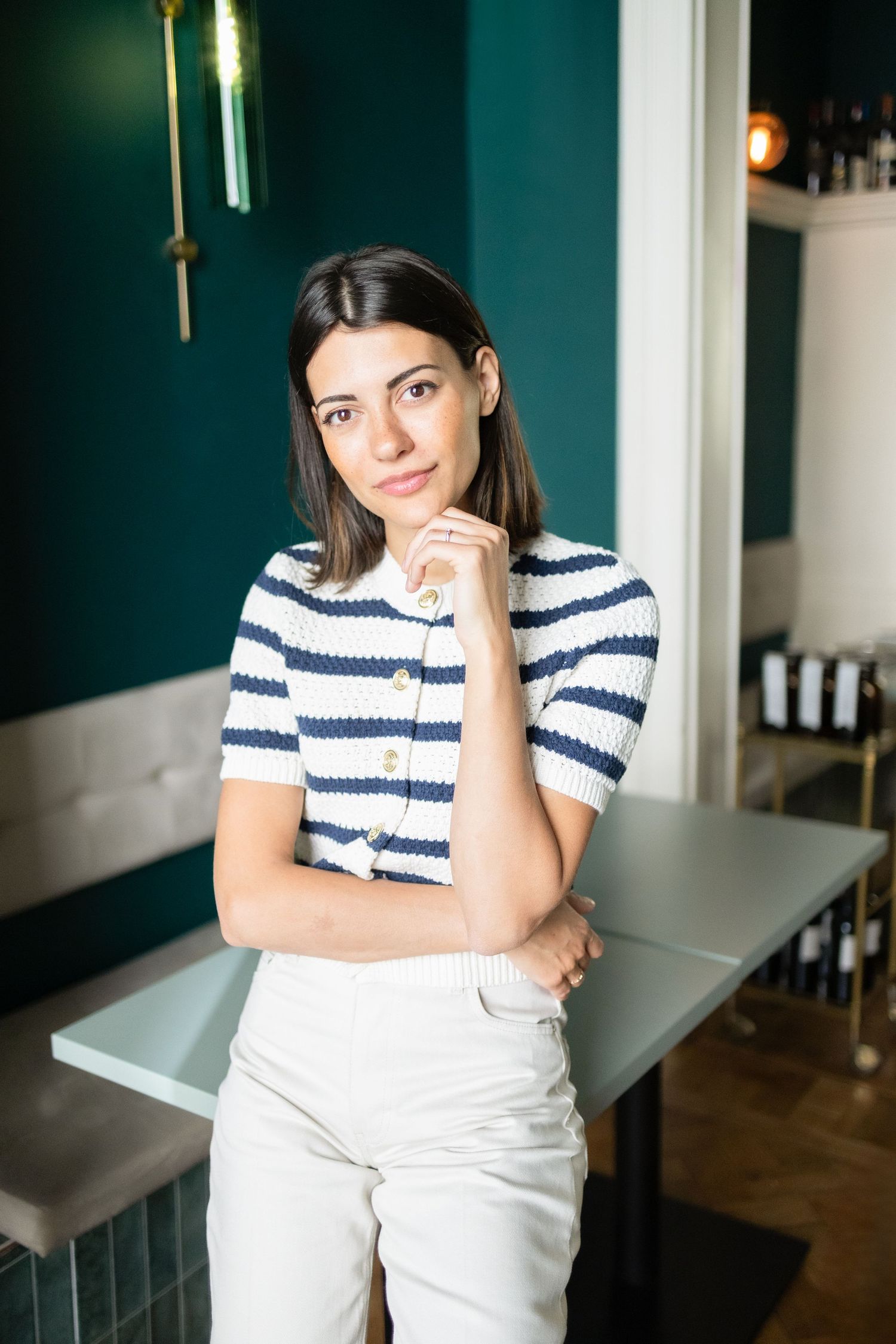 Portrait femme en intérieur Bruxelles, shooting branding entrepreneuse, photo professionnelle naturelle, image business moderne