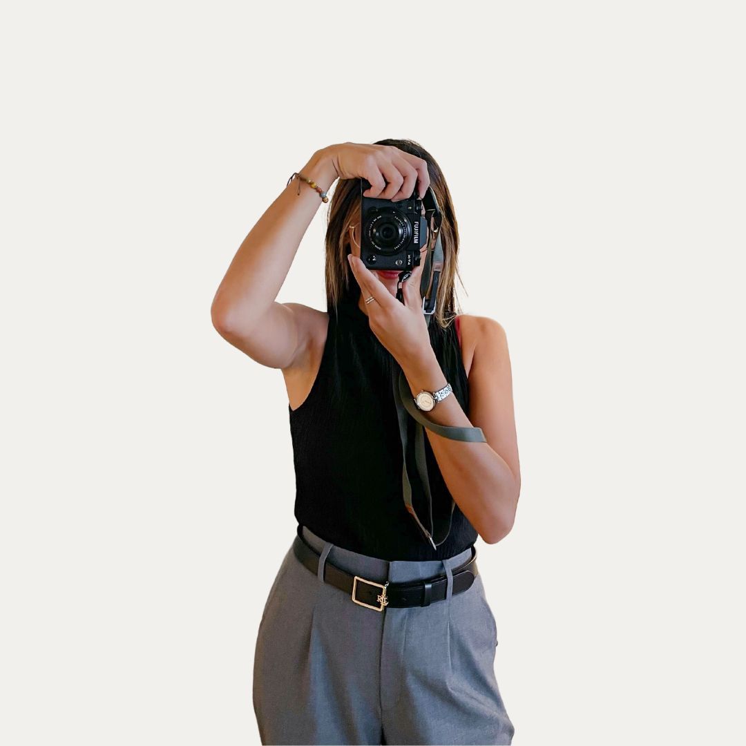 Photo de profil photographe Bruxelles – photographe femme avec appareil photo, portrait professionnel, personal branding, identité visuelle