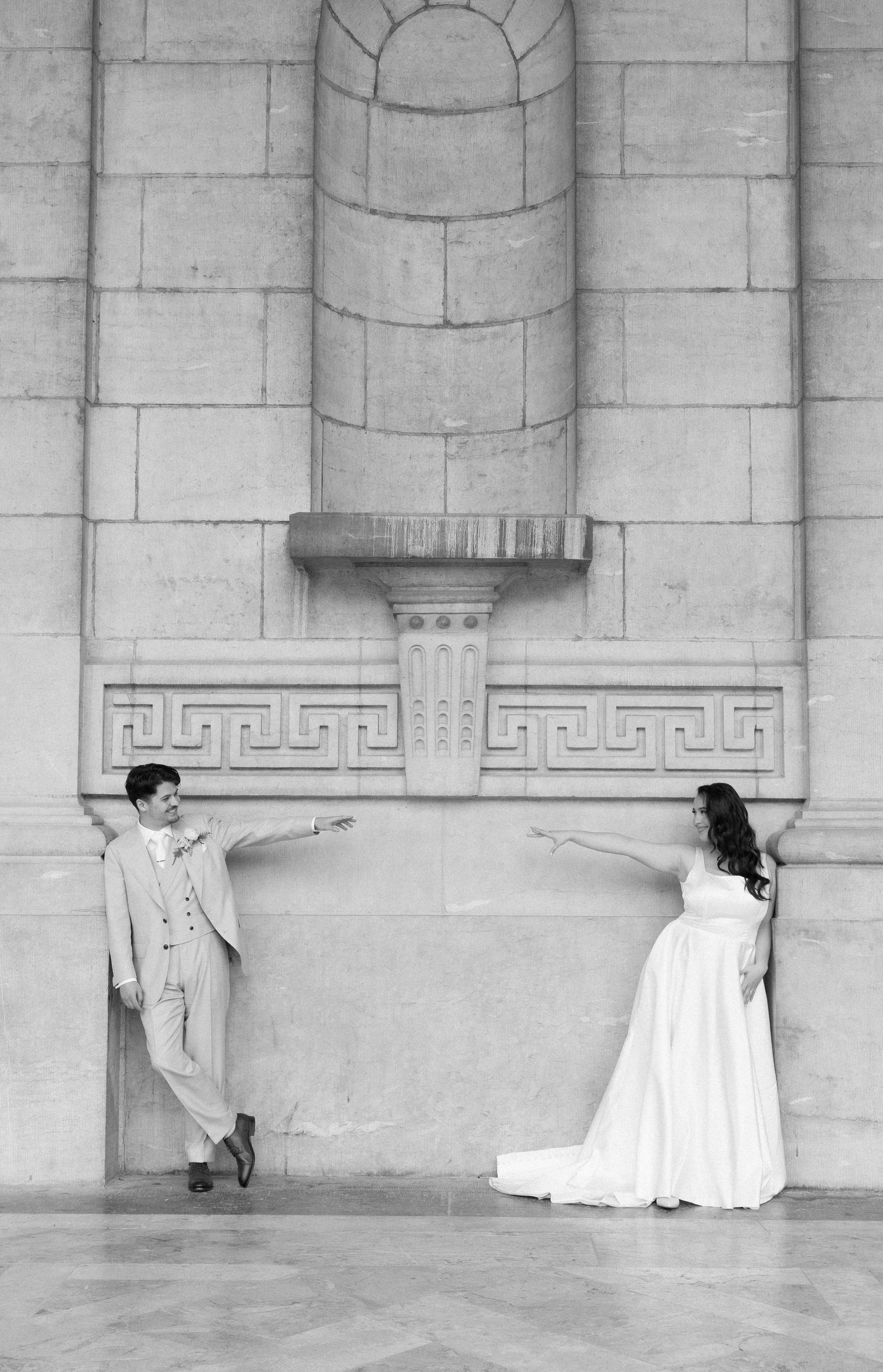 Couple mariés en noir et blanc, photo mariage civil Belgique, photographe mariage Bruxelles, mise en scène artistique, moment intime