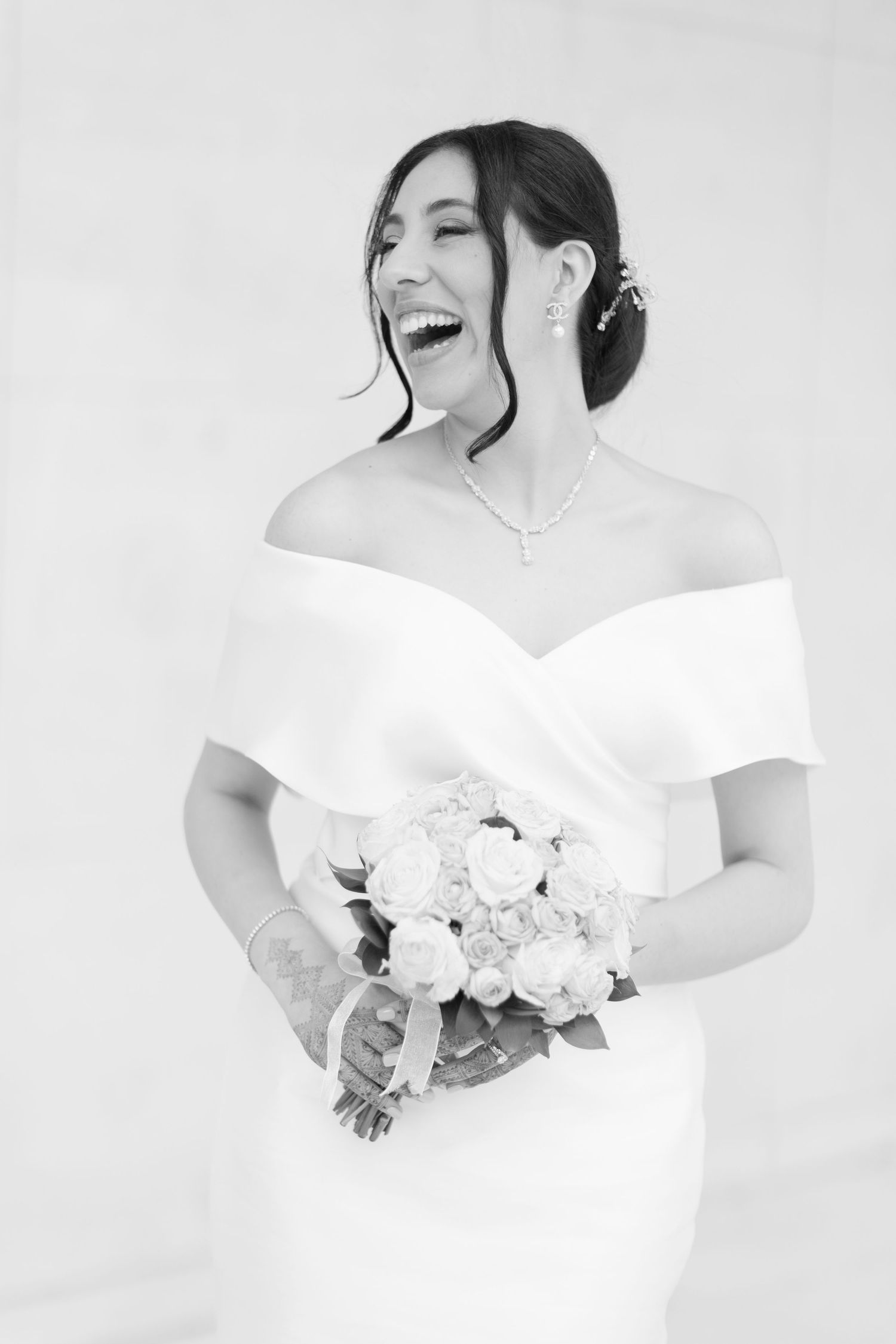 Mariée portrait noir et blanc – photographe mariage Bruxelles, robe de mariée élégante, photo mariage civil, souvenir spontané et émotionnel