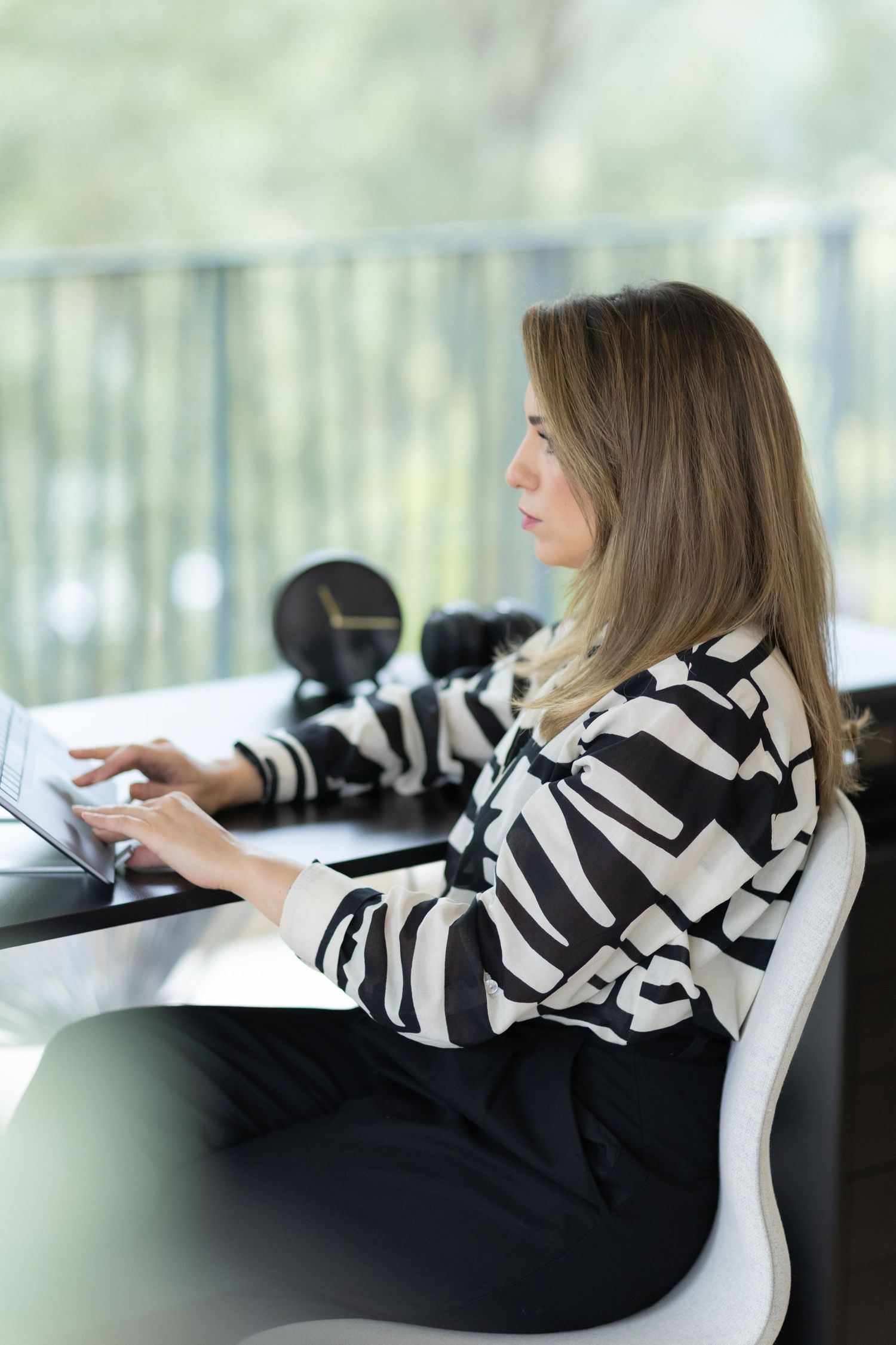 Portrait entrepreneuse Bruxelles, shooting branding femme au bureau, photo professionnelle naturelle pour image de marque