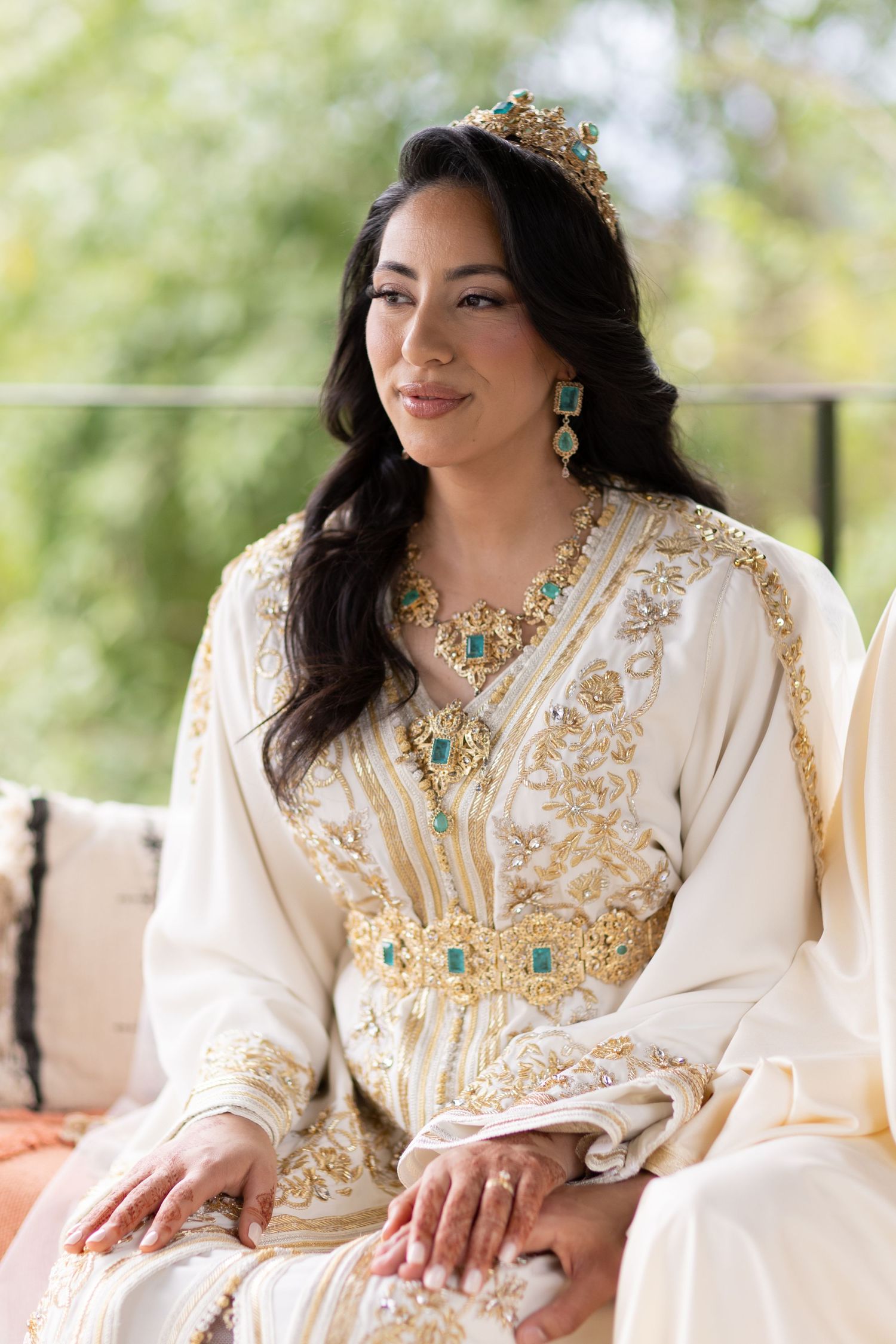 Mariée en tenue traditionnelle, photo mariage Belgique, portrait spontanée femme, photographe mariage Bruxelles naturel