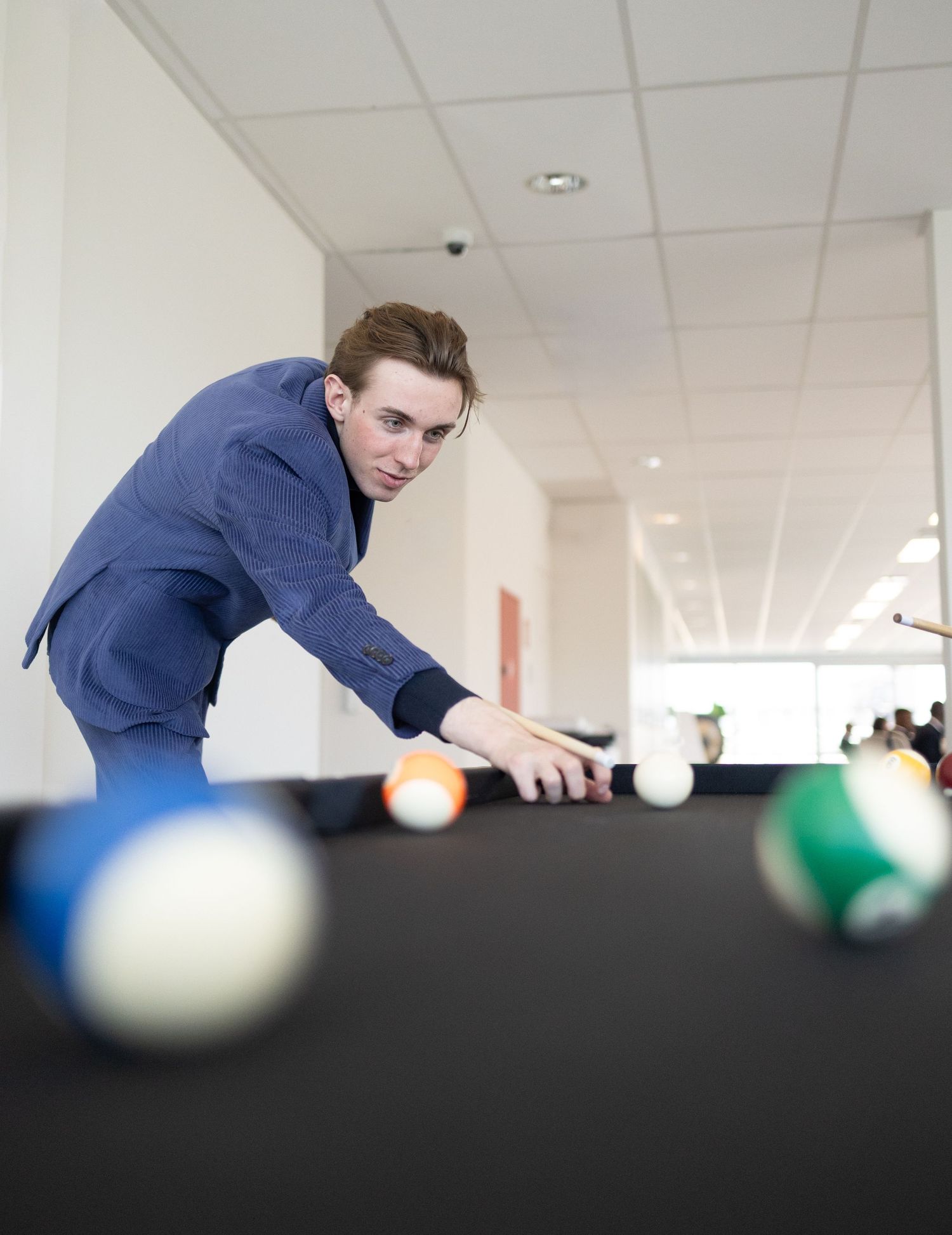 Photo corporate entreprise Bruxelles, portrait professionnel homme, team building détente au bureau, ambiance travail moderne