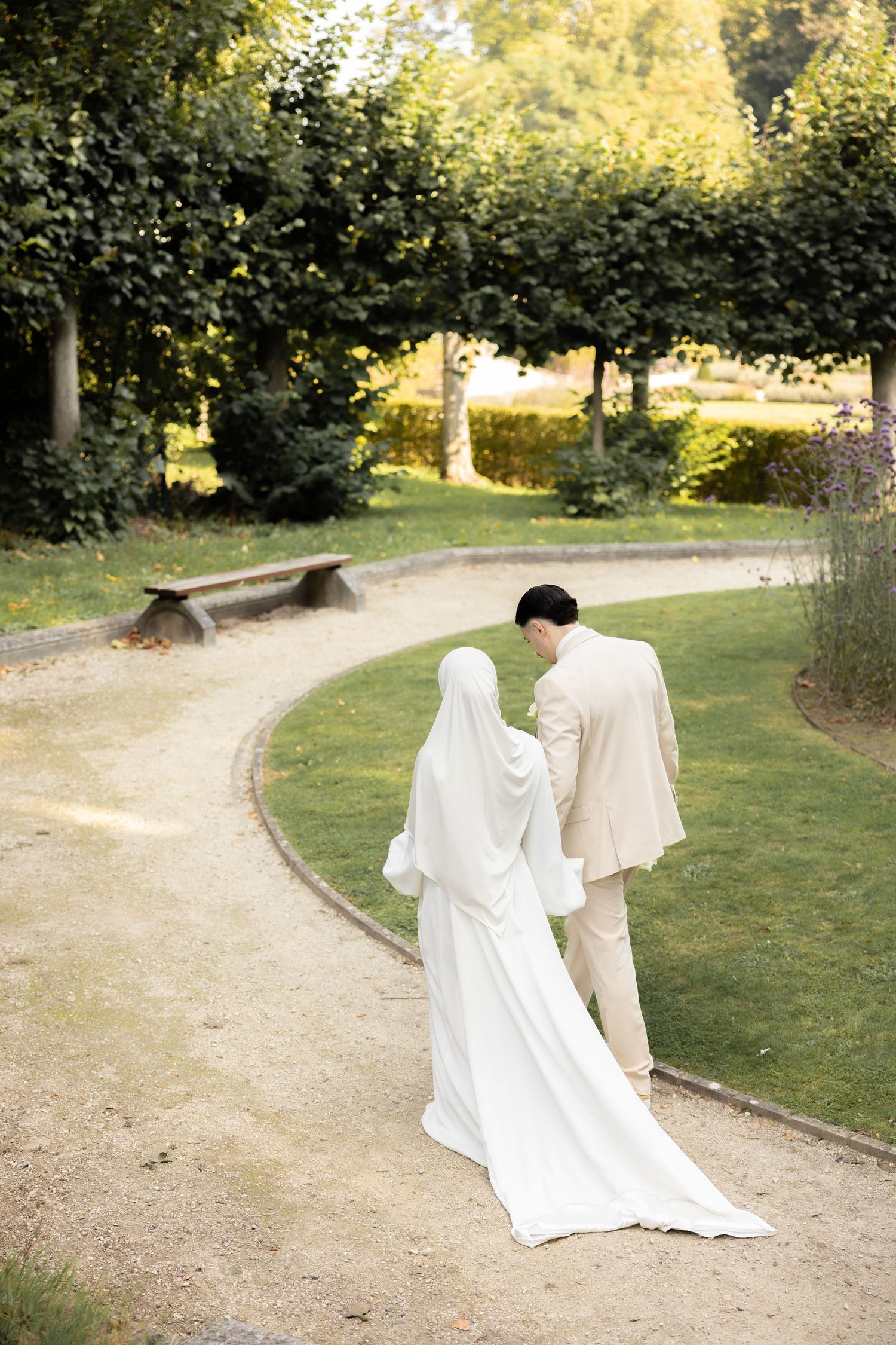 Couple mariés marchant dans parc, photo mariage civil Belgique, séance couple naturel extérieur, photographe mariage Bruxelles
