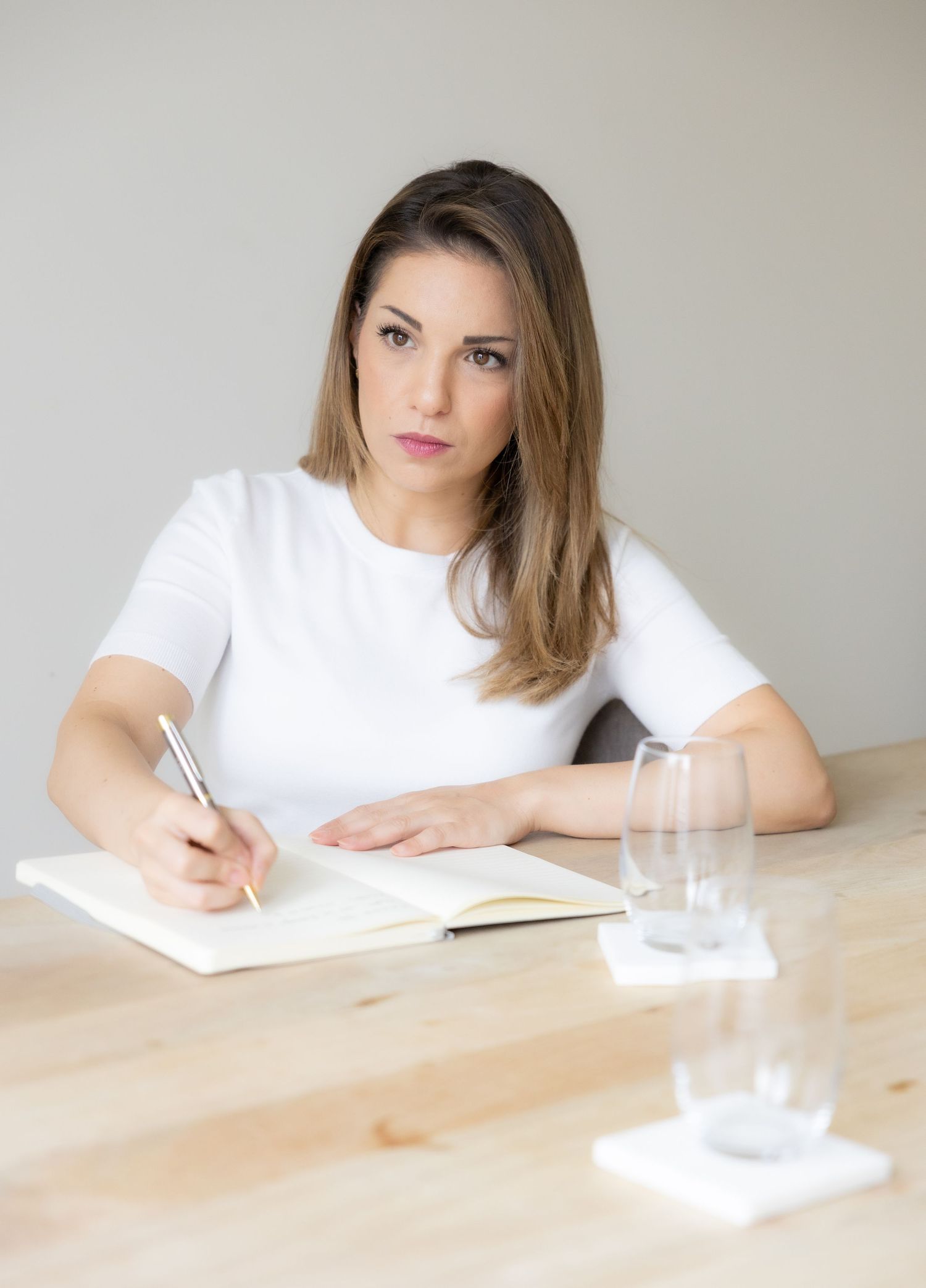 Portrait professionnel Belgique, entrepreneuse écriture bureau, image corporate moderne, photo branding naturel et élégant