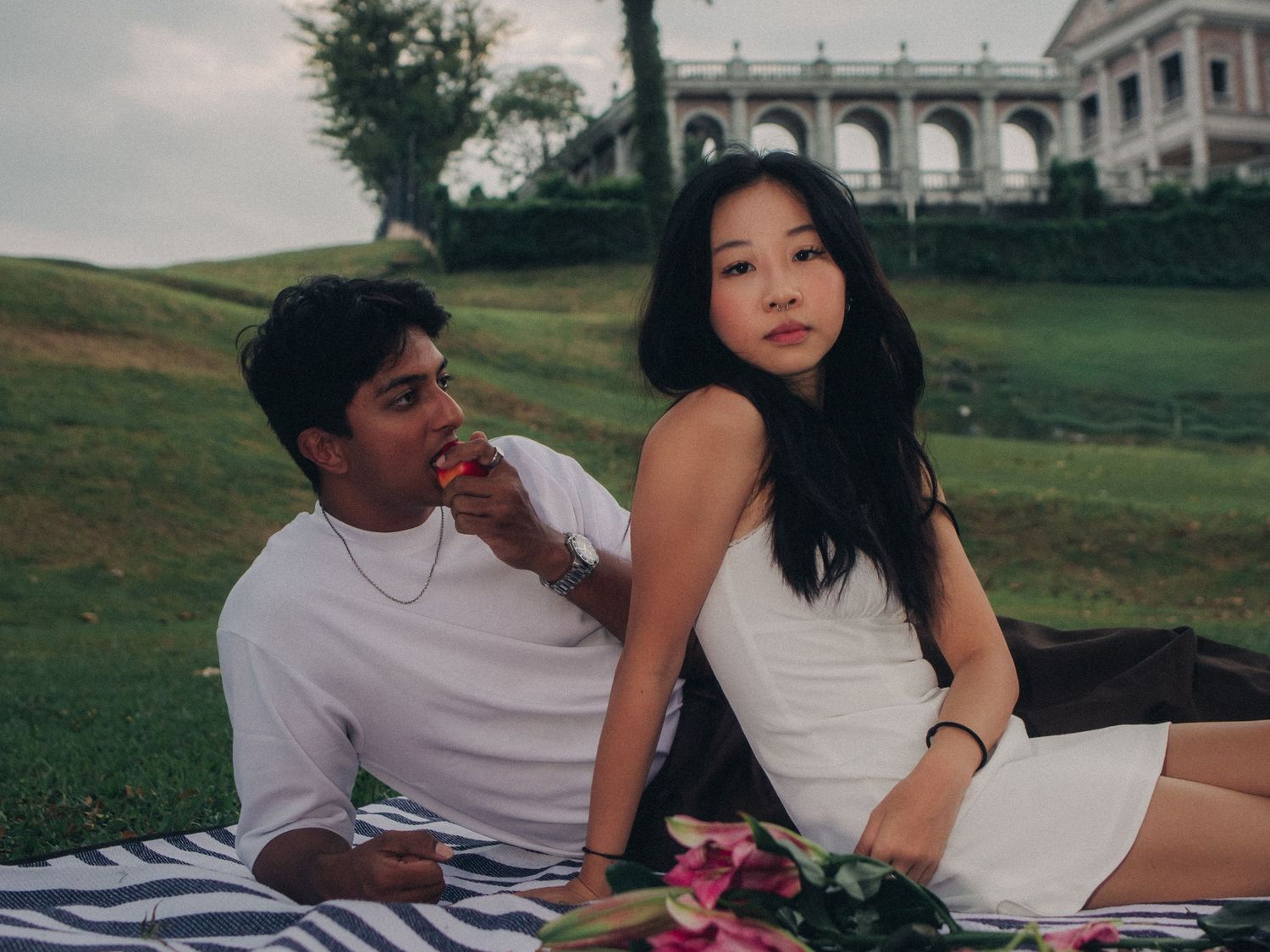 outdoor couple shoot arwaa mansion