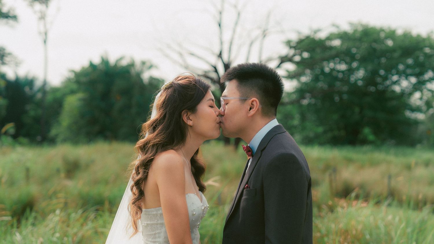 actual day wedding photography singapore couple
